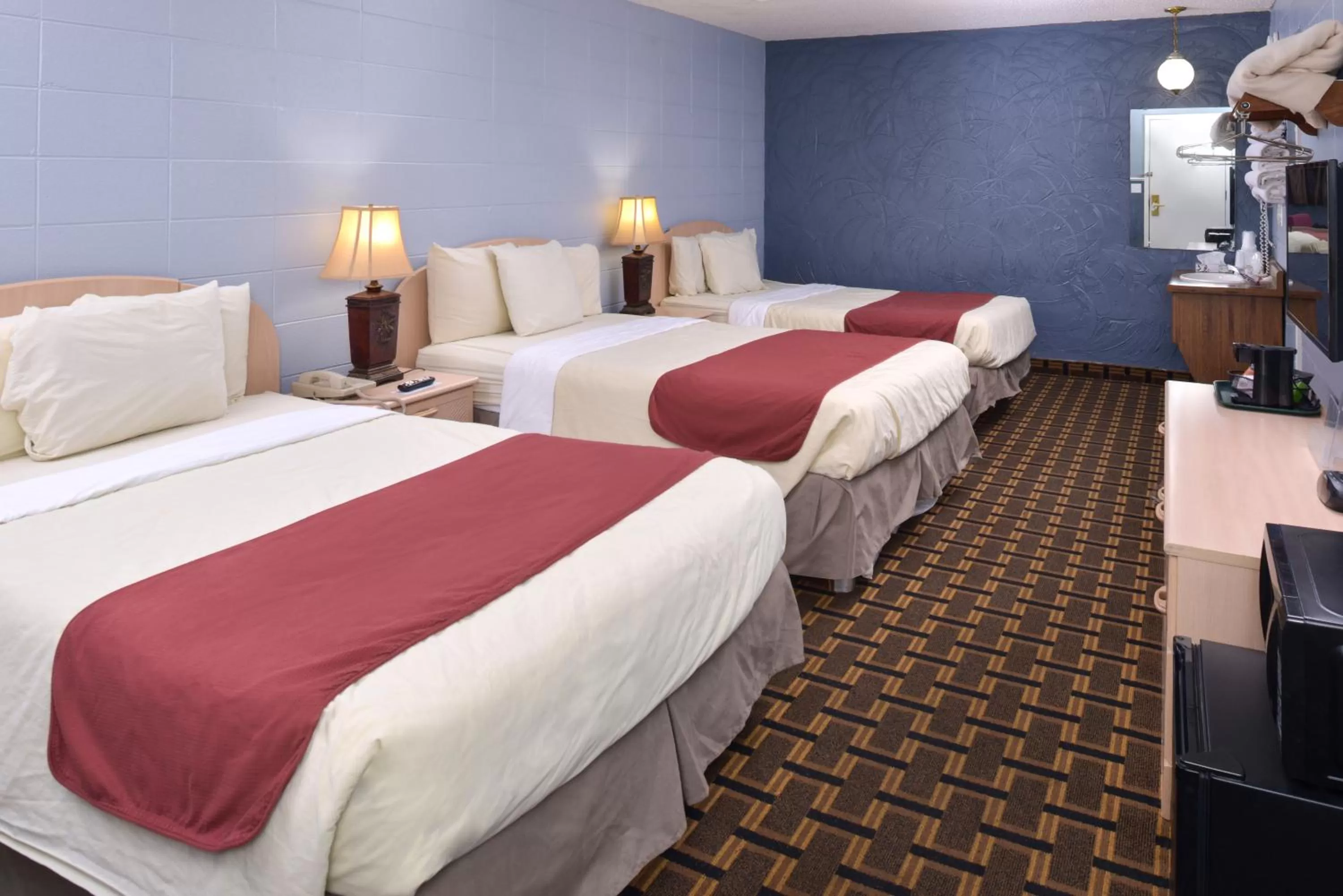 Bedroom, Bed in Americas Best Value Inn & Suites Branson - Near the Strip