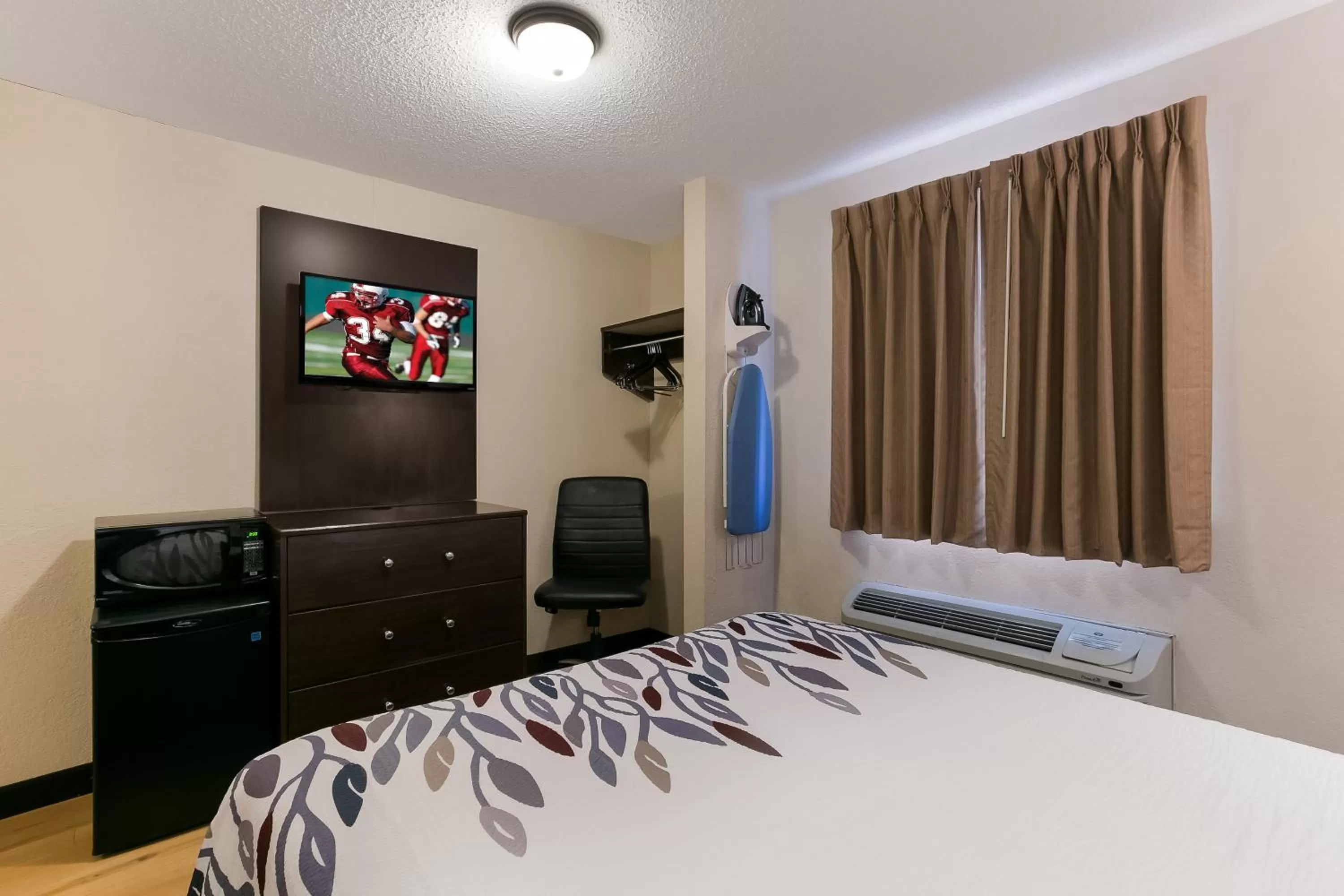 Photo of the whole room, Bed in Red Roof Inn Hershey