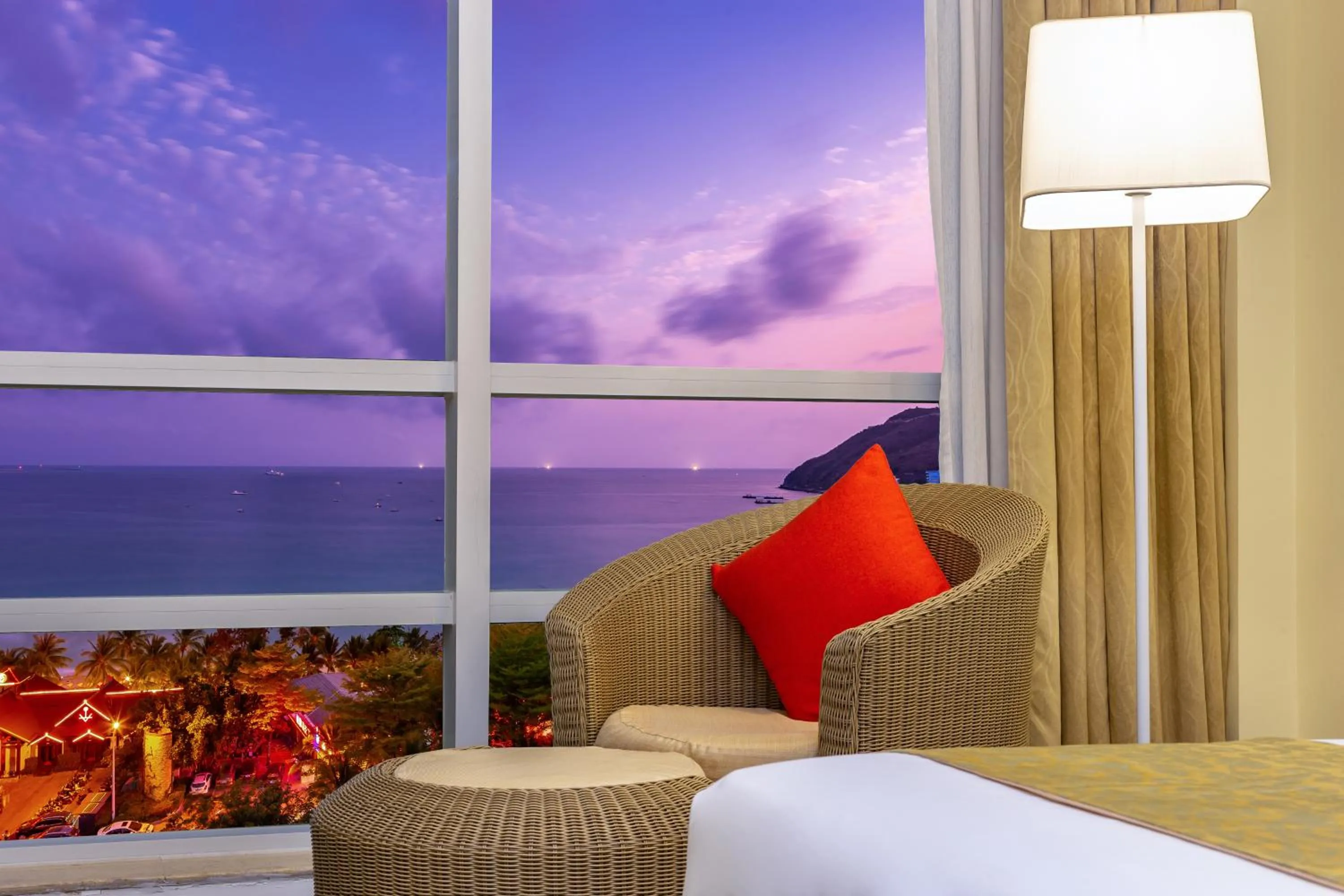 Sea view, Bed in Sunshine Resort Intime Sanya
