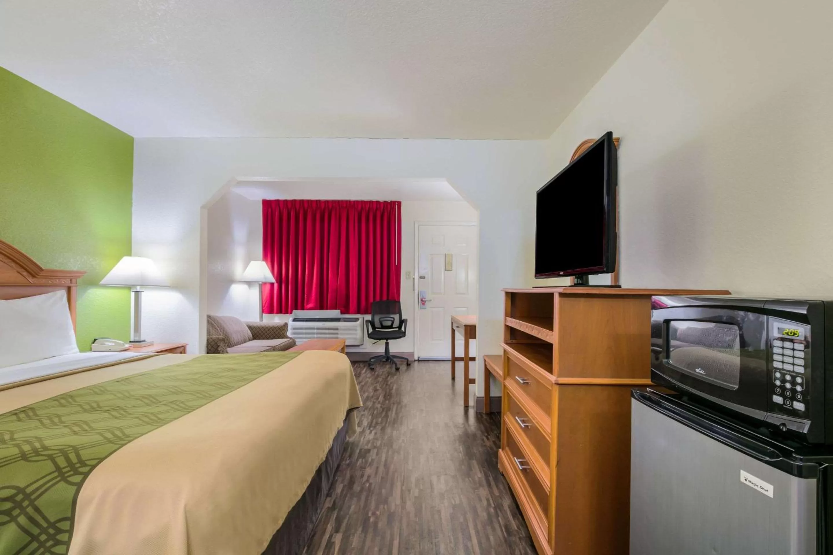 Bedroom, Bed in Econo Lodge & Suites Brinkley