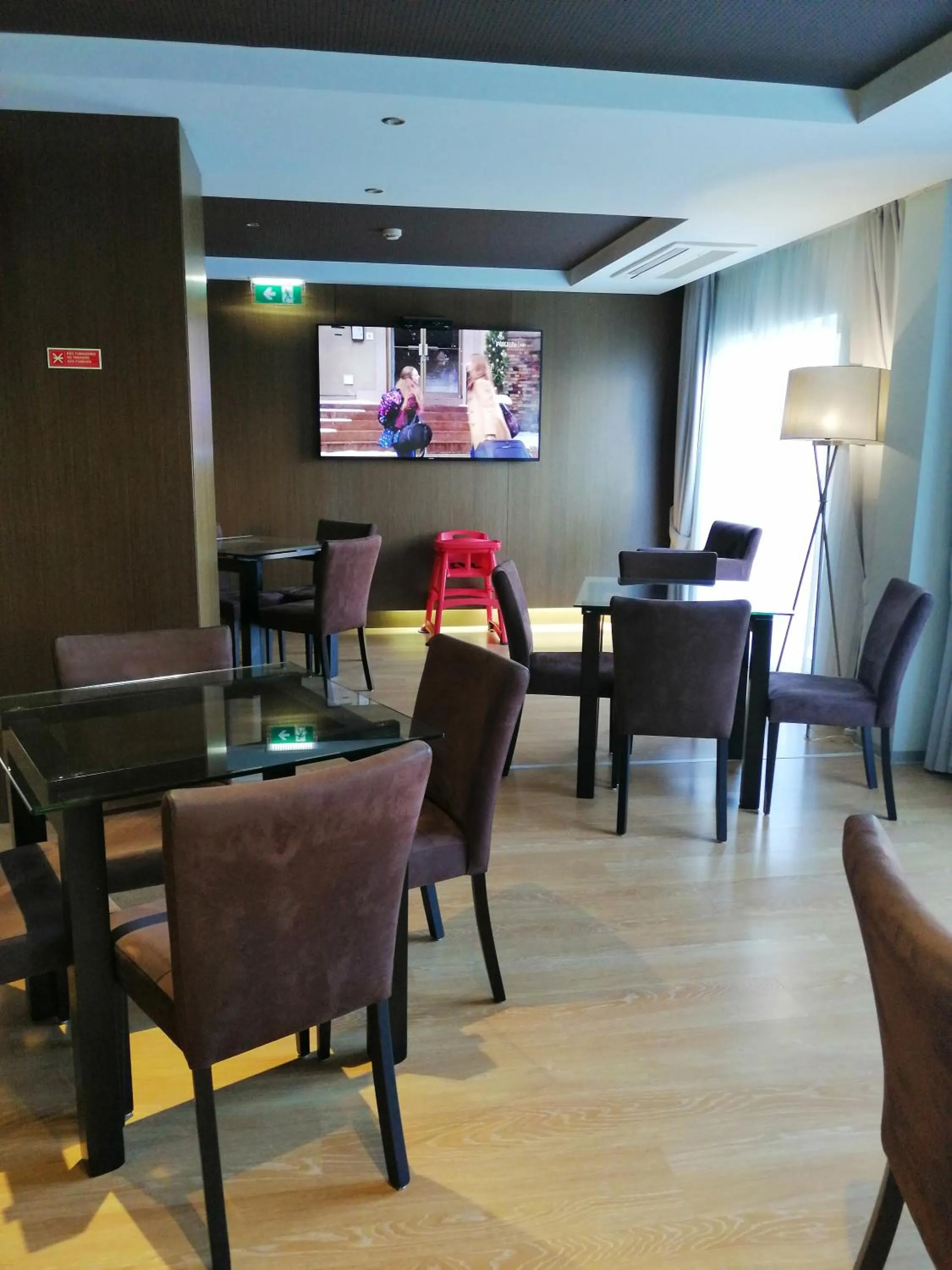 Communal lounge/ TV room in Hotel Monaco