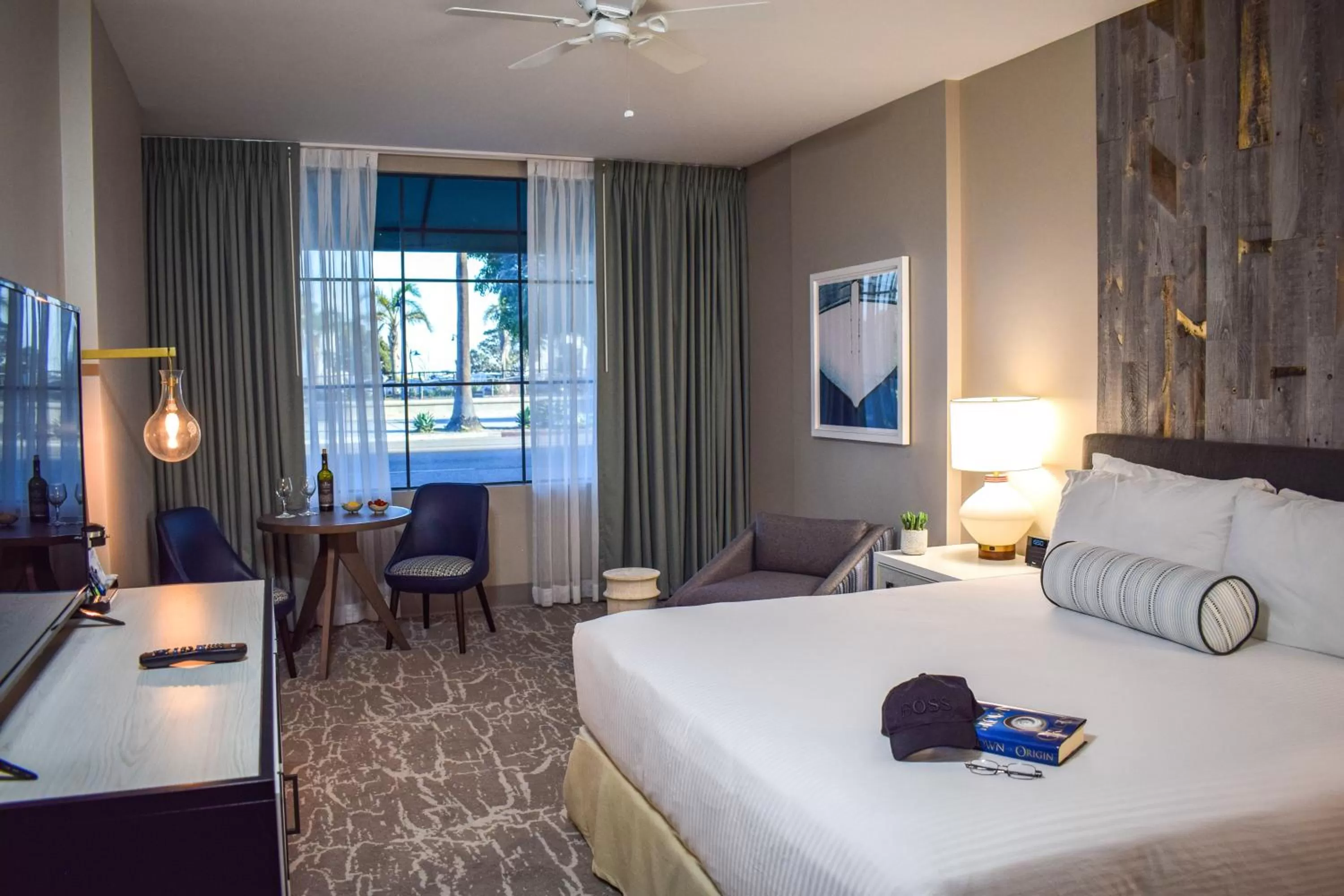 Seating area, Bed in Beachside Inn