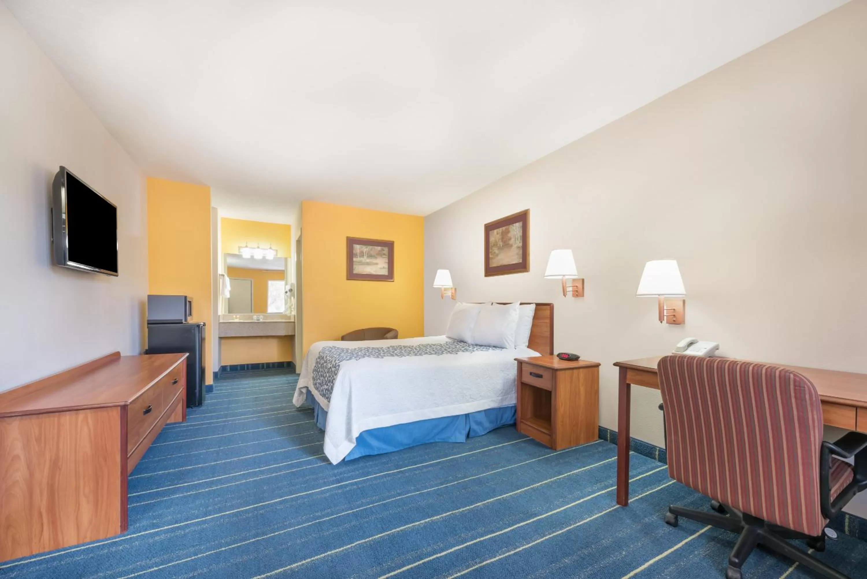 Photo of the whole room, Bed in Days Inn by Wyndham Bryan College Station