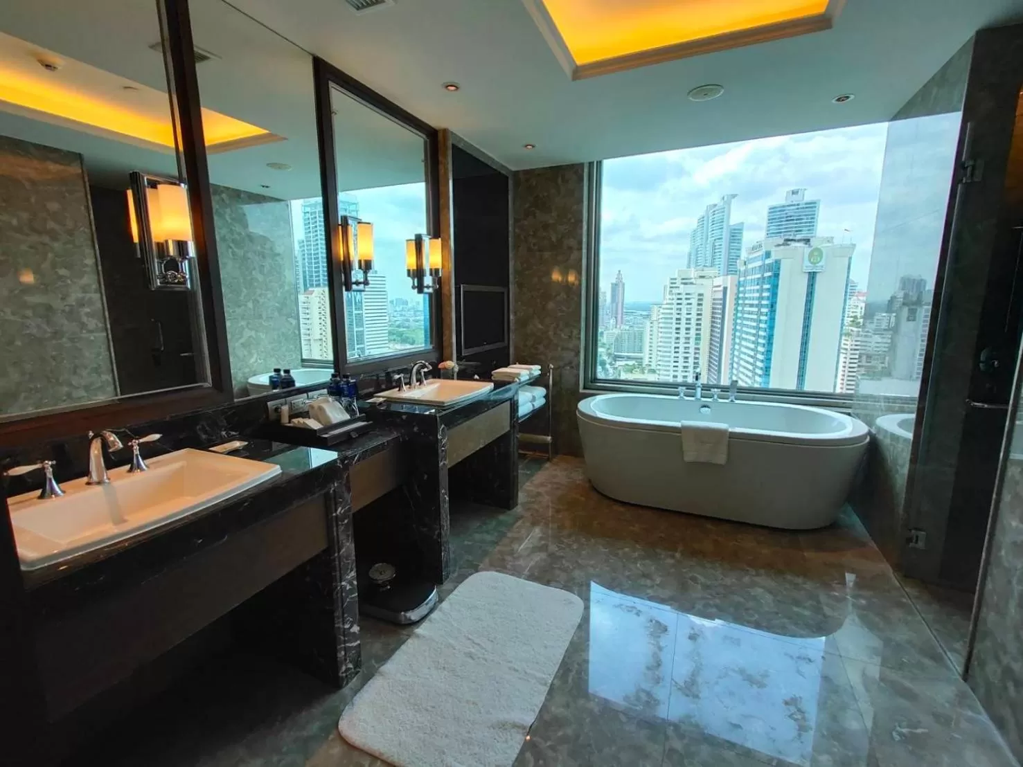 Bathroom in Radisson Blu Plaza Bangkok