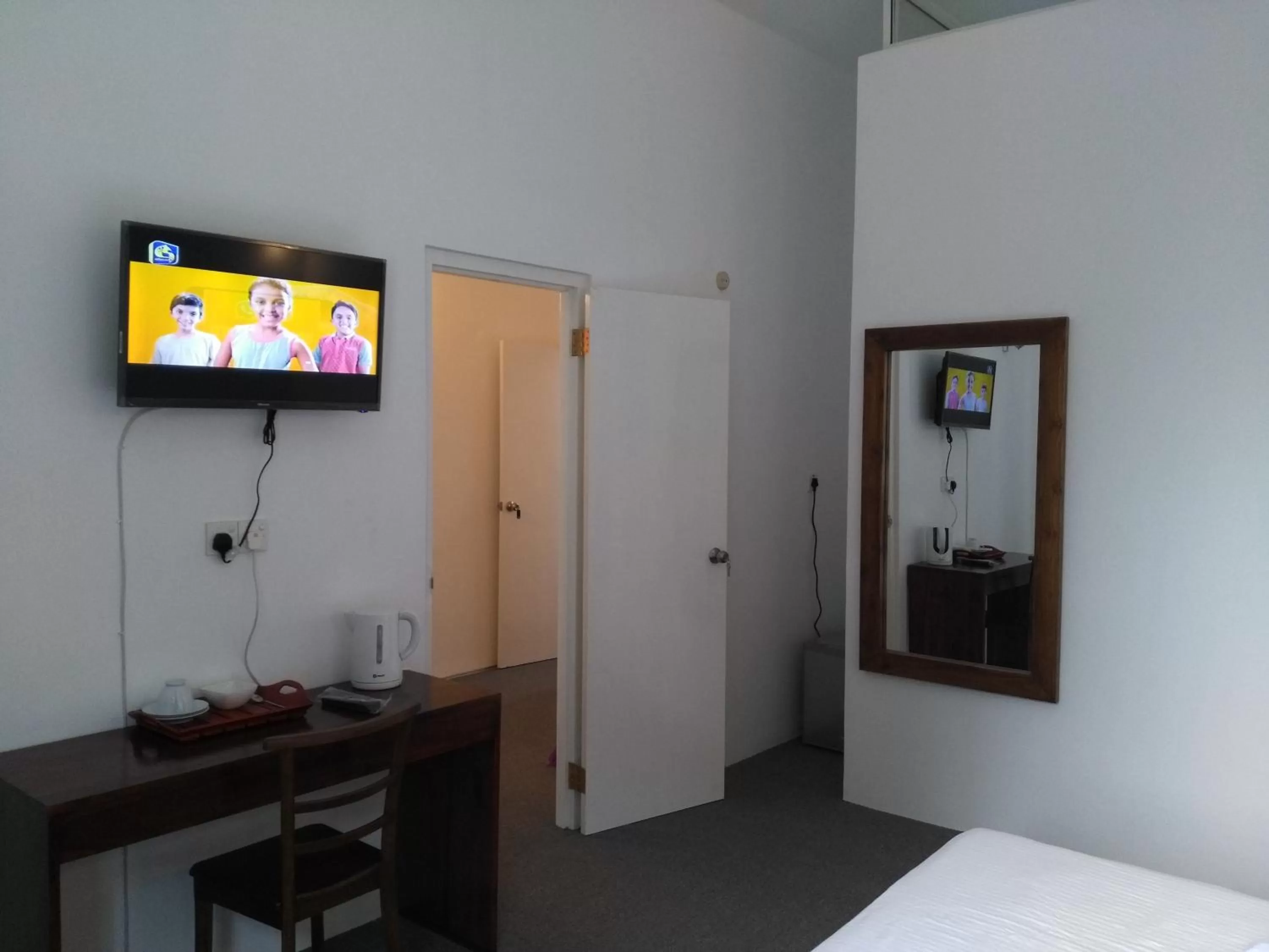 Bedroom, TV/Entertainment Center in West Inn Colombo
