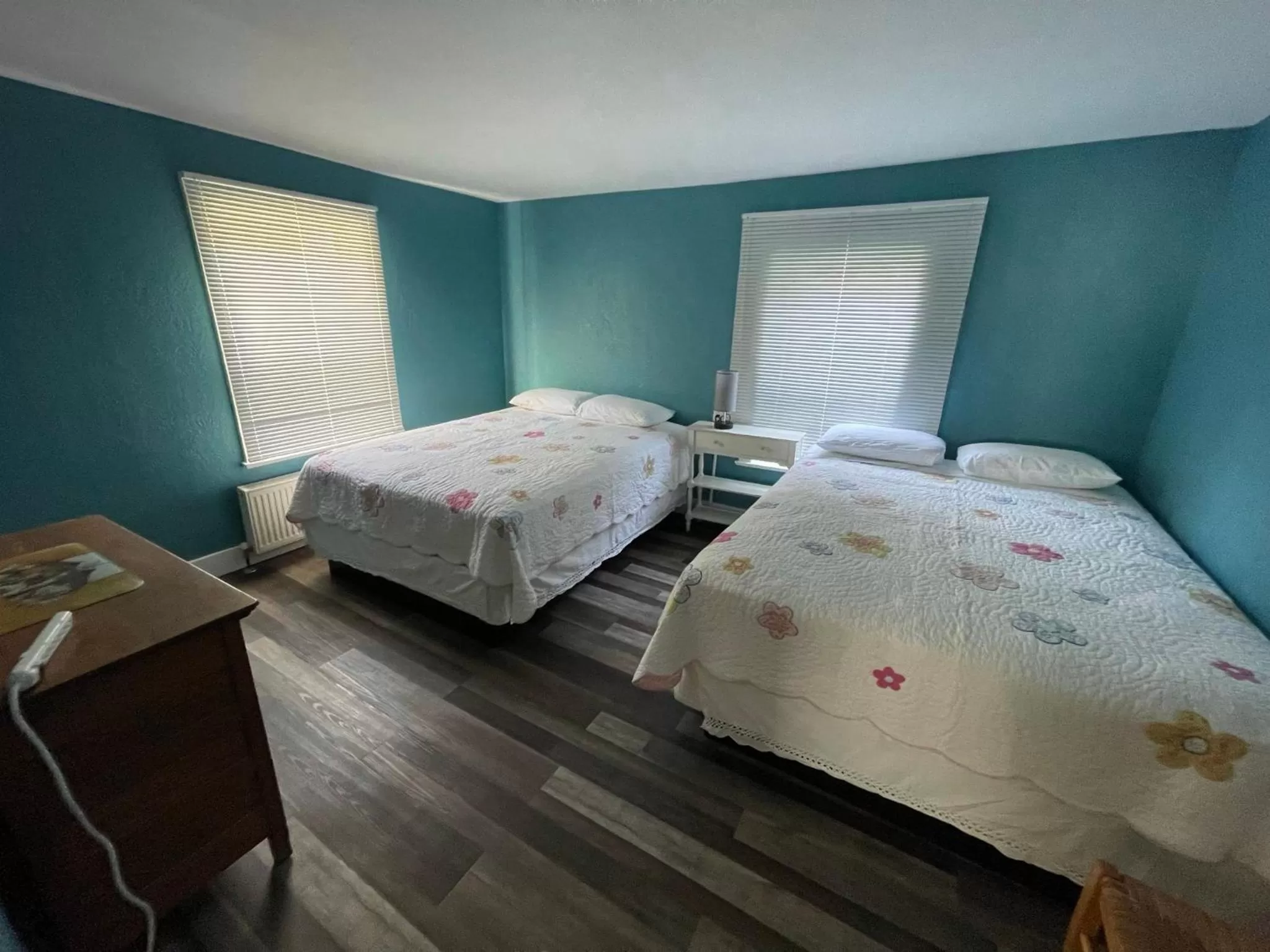 Bed in Harbor House Inn