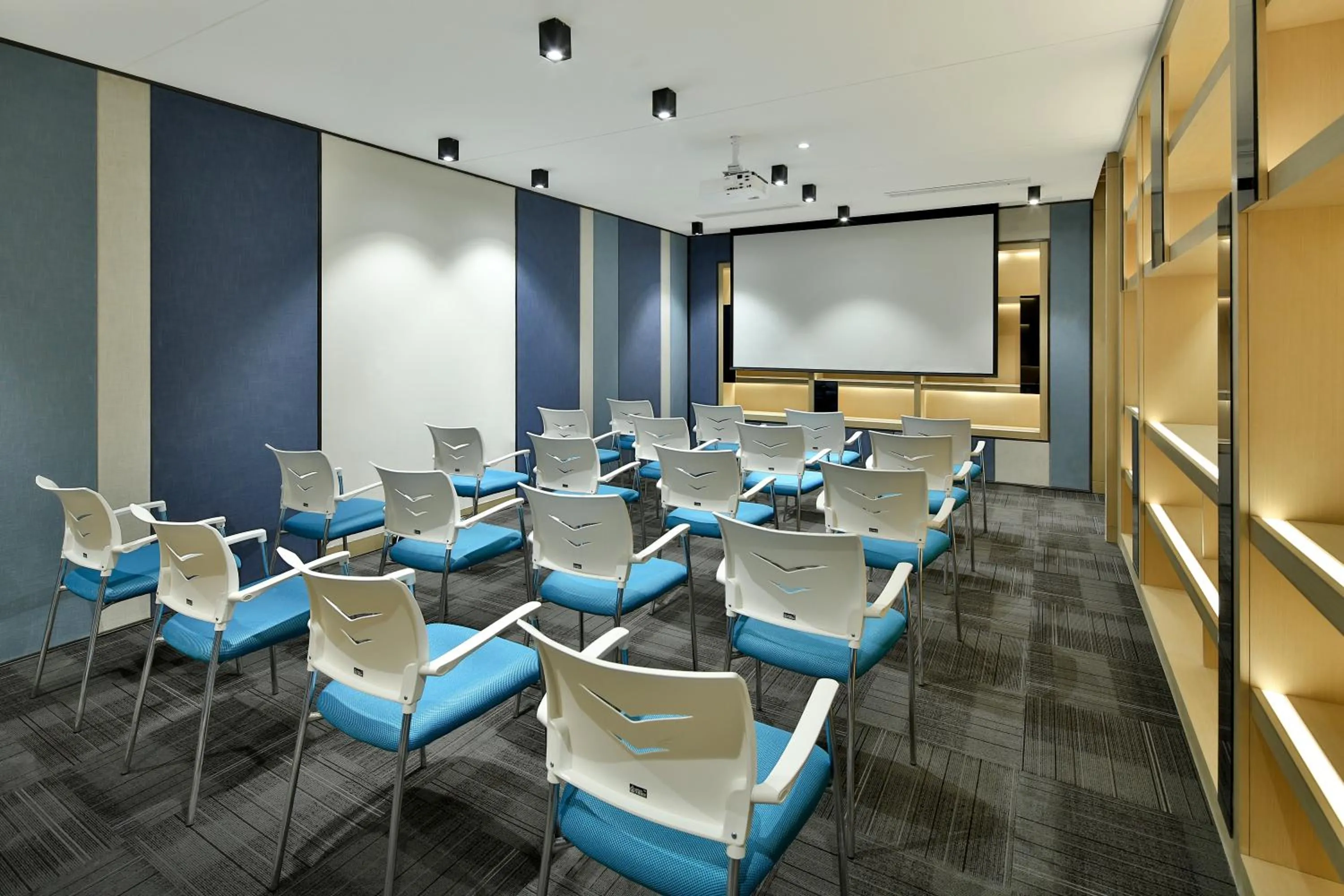 Meeting/conference room in Holiday Inn Express Chengdu Wenjiang Hotspring by IHG