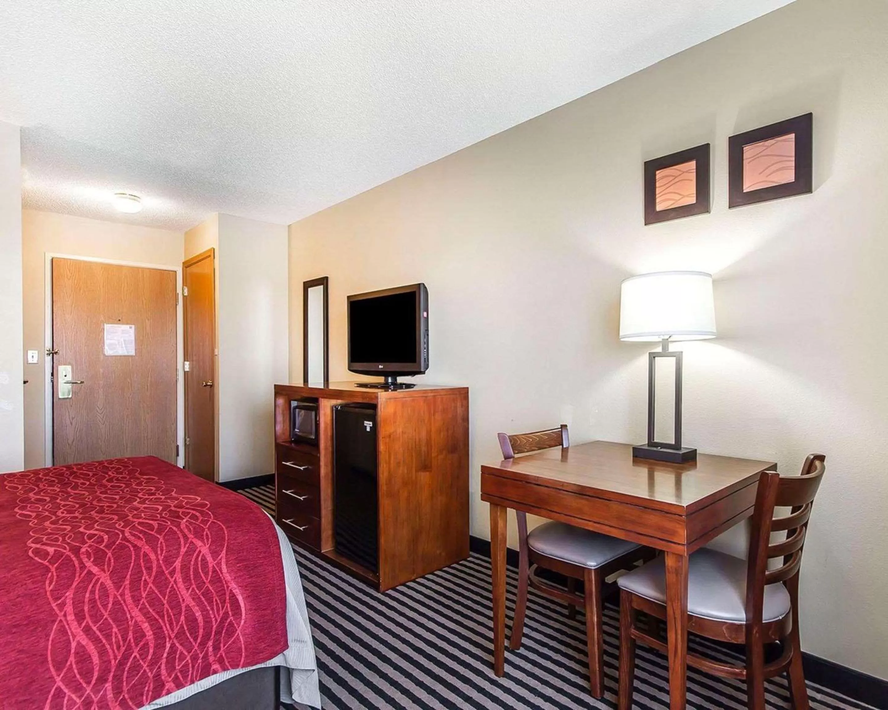 Photo of the whole room, Bed in Comfort Inn Owatonna near Medical Center