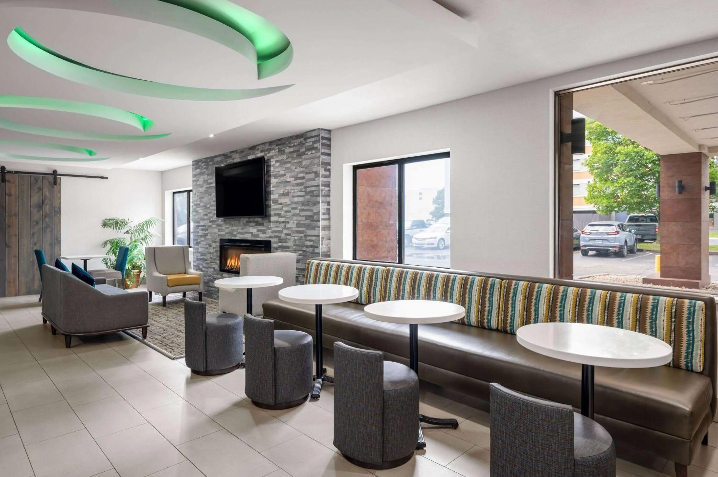 Lobby or reception in La Quinta Inn by Wyndham Indianapolis Airport Executive Dr