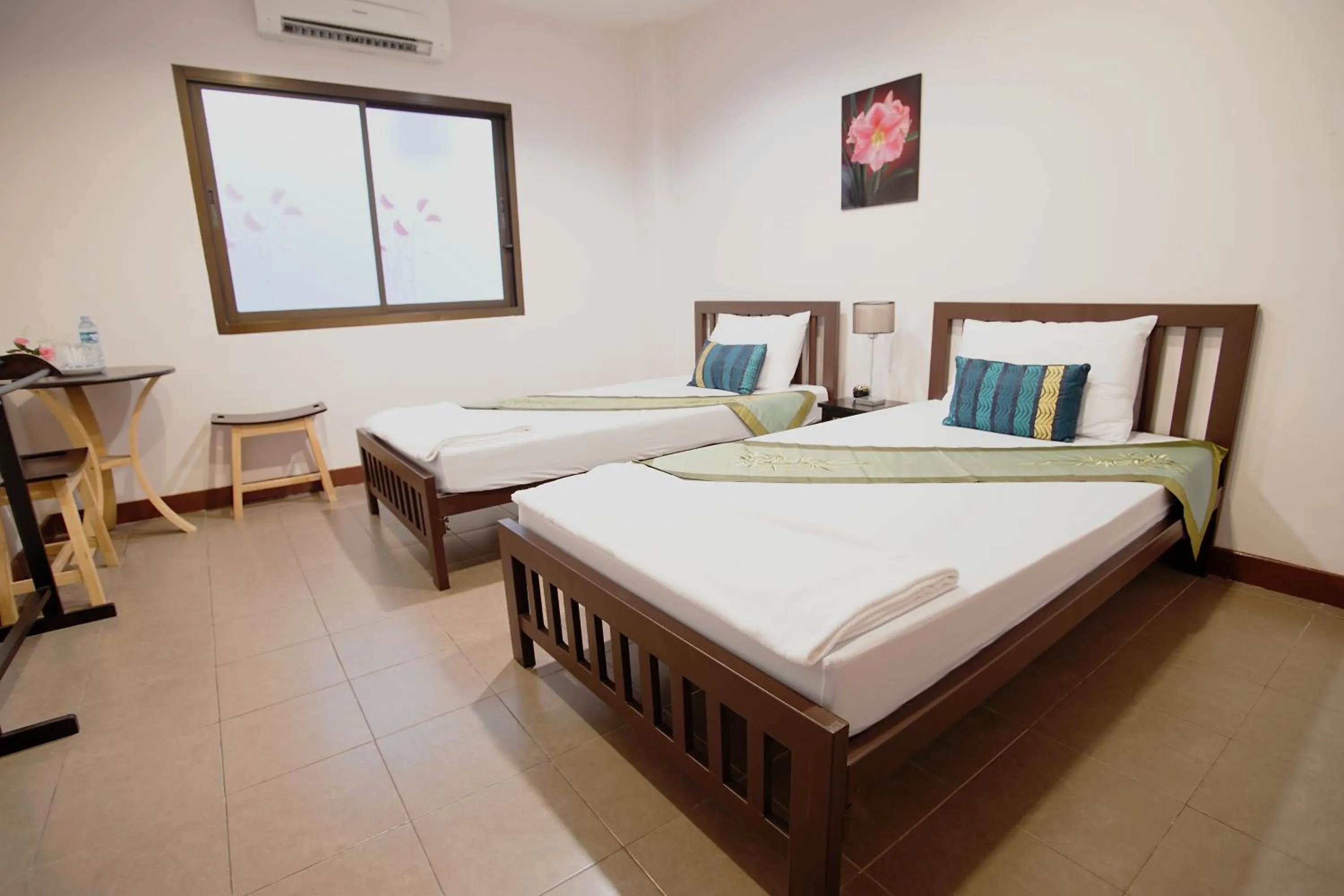 Photo of the whole room, Bed in Ming Shou Boutique House