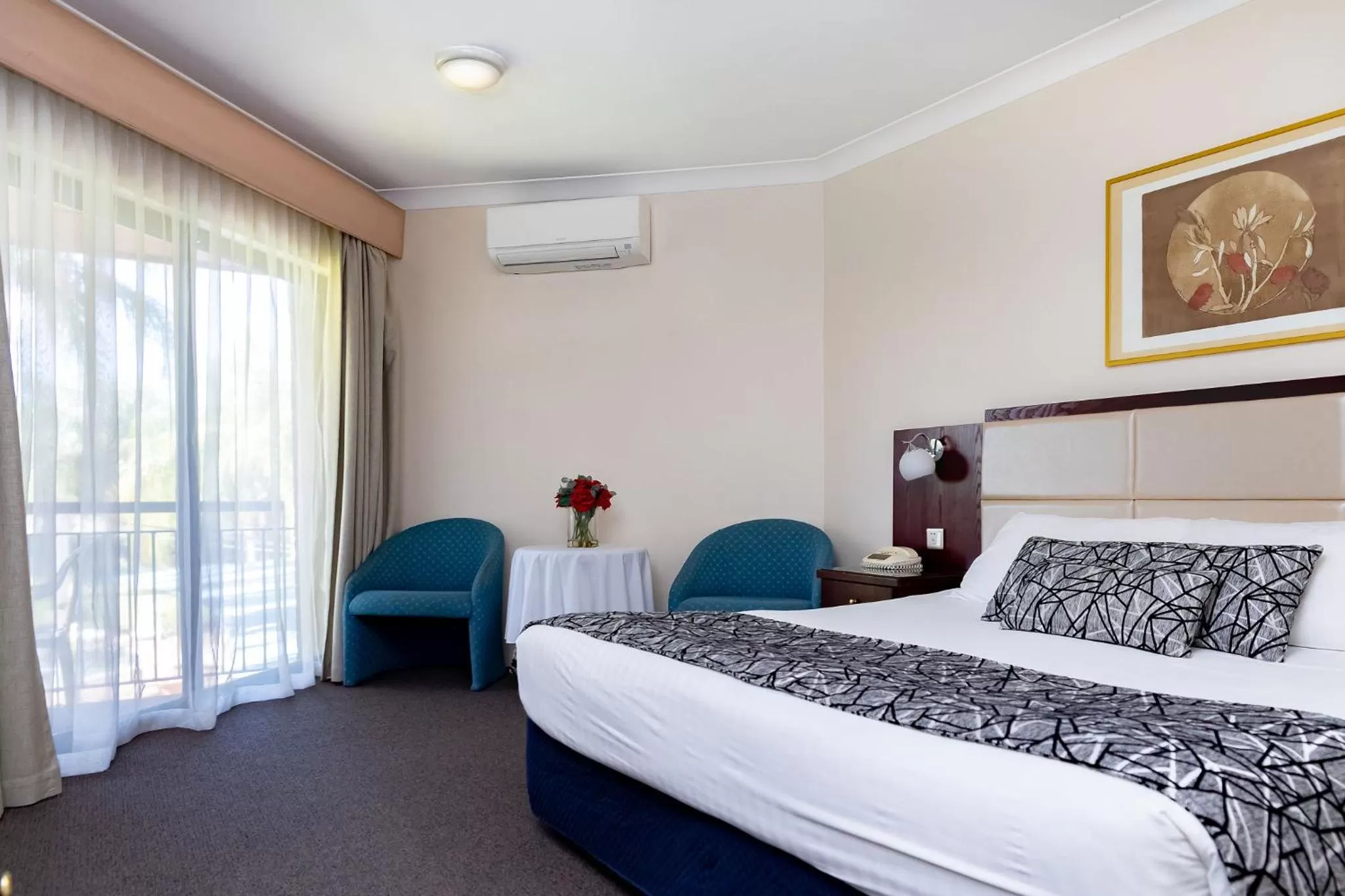 Photo of the whole room, Bed in Charbonnier Motor Inn