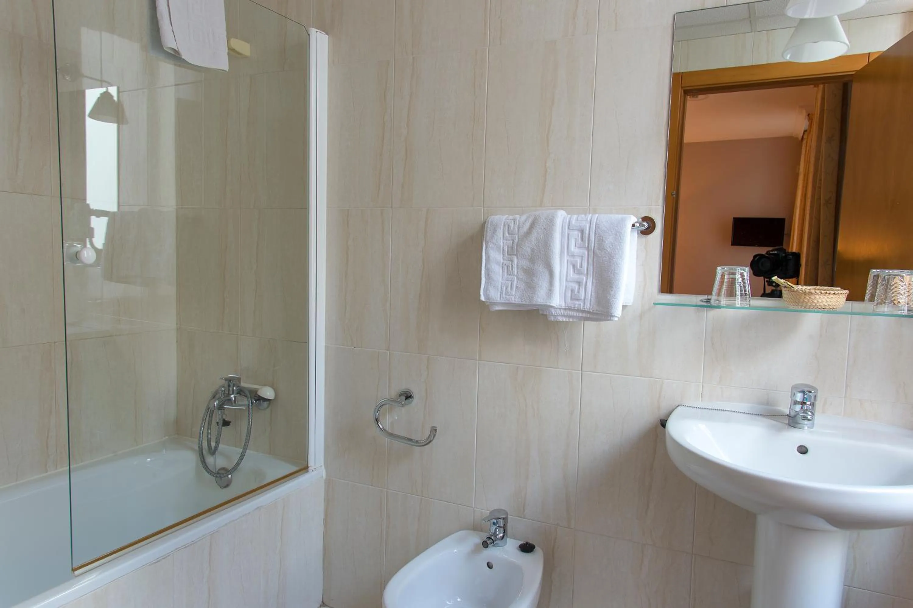 Shower in Hotel Castilla