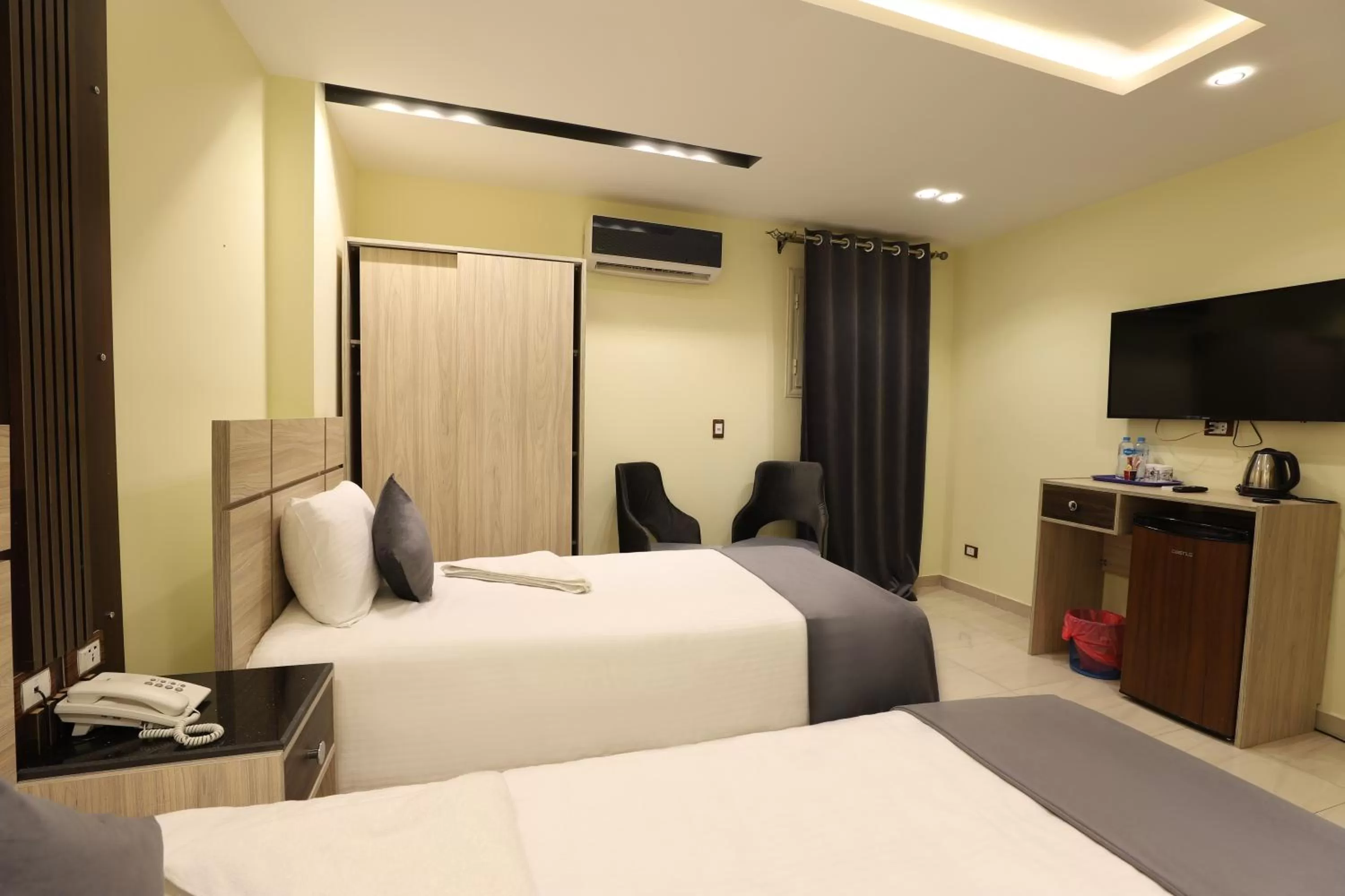 Communal lounge/ TV room, Bed in Brothers Pyramids View