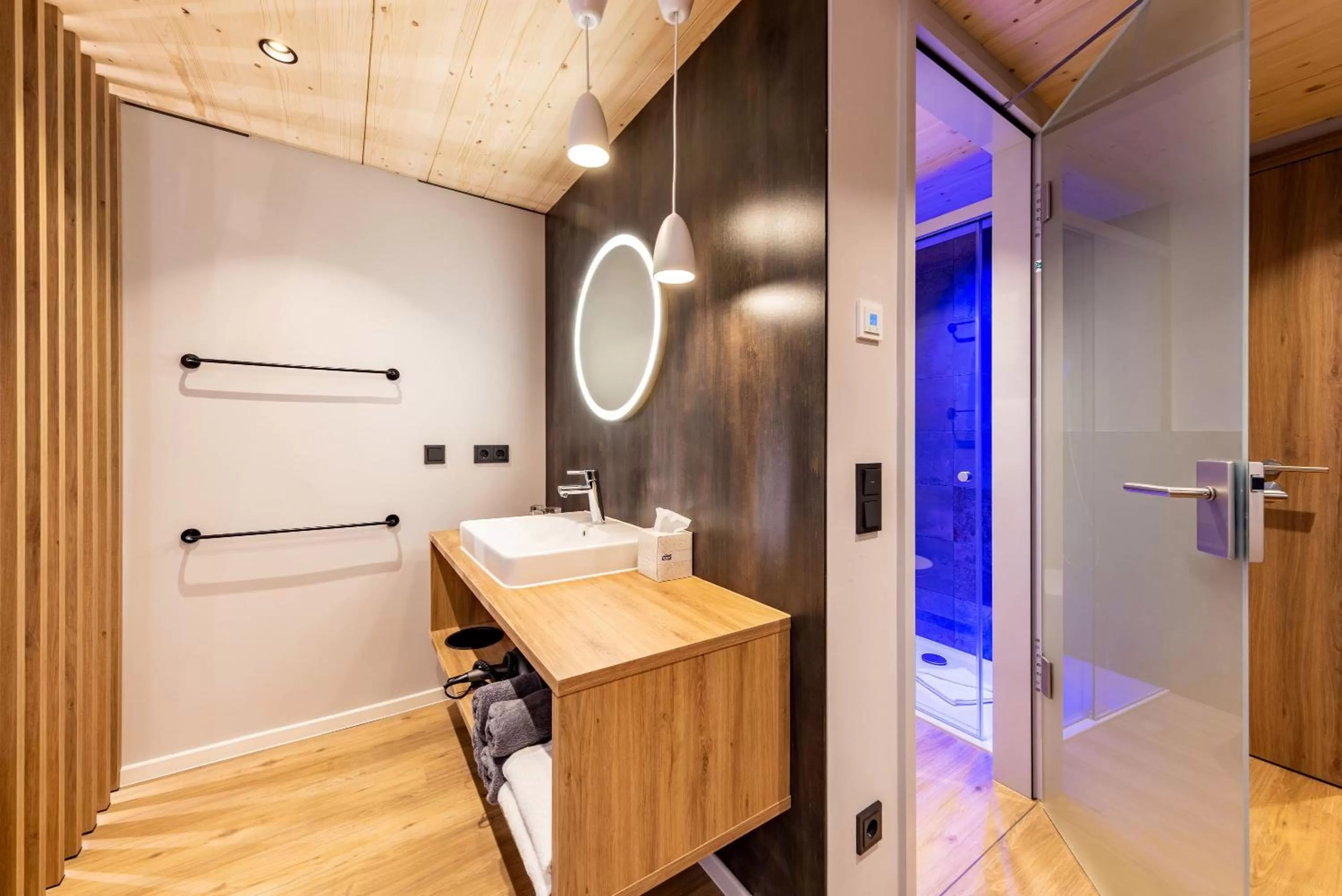 Shower in BOLLWERK Lifestyle Hotel, automatisiertes Hotel mit Self Check In