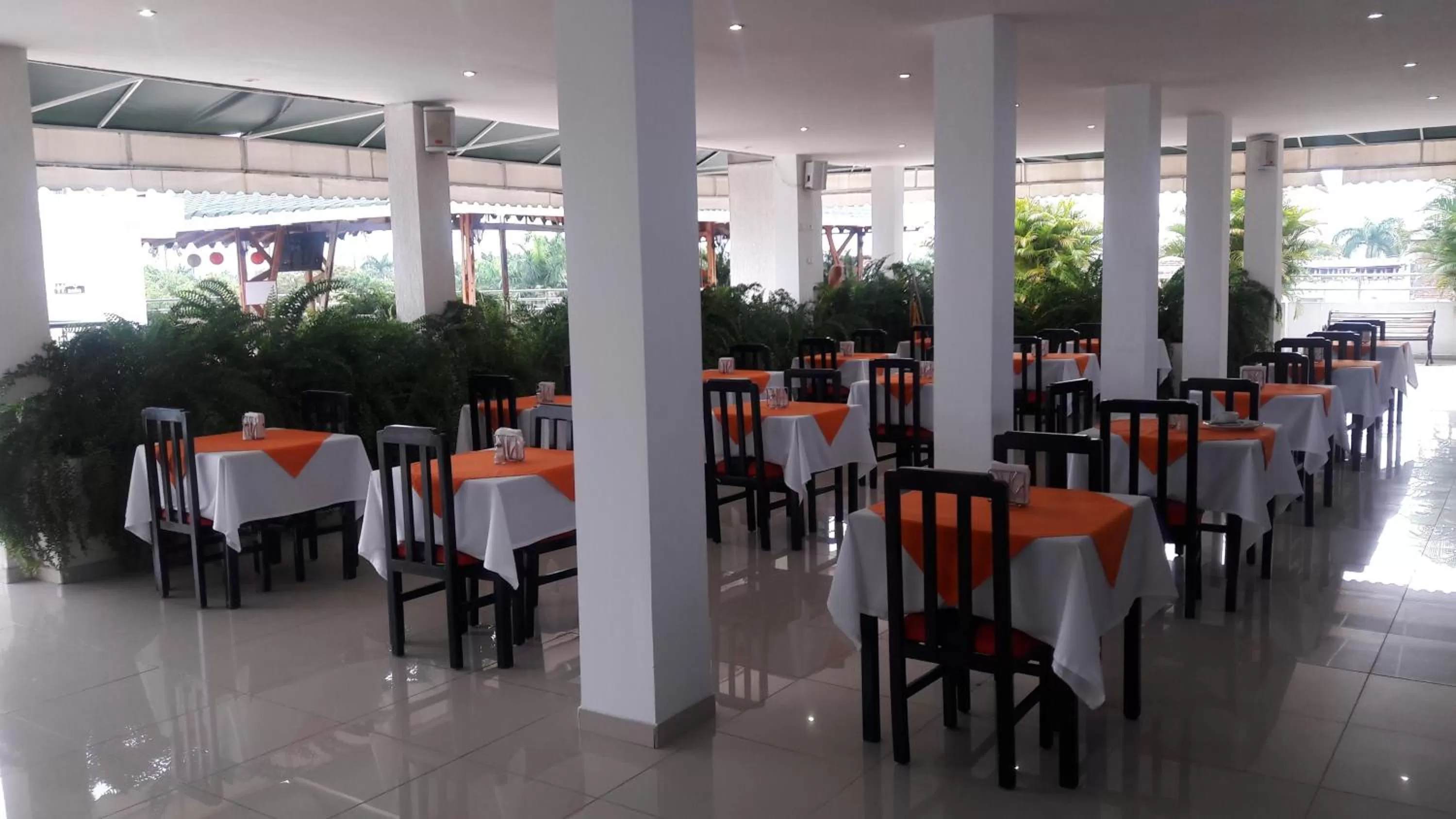 Restaurant/places to eat in Hotel Cafe Plaza