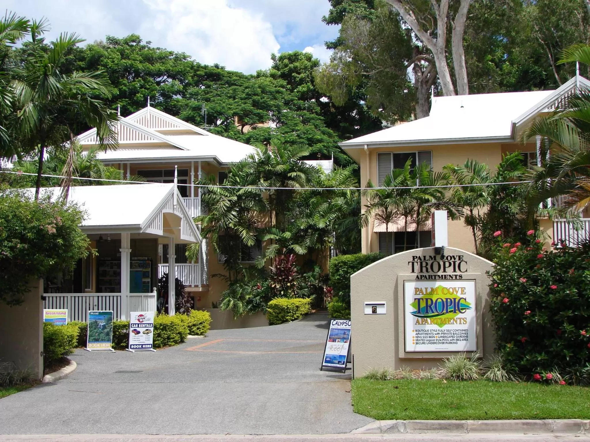 Property building in Palm Cove Tropic Apartments