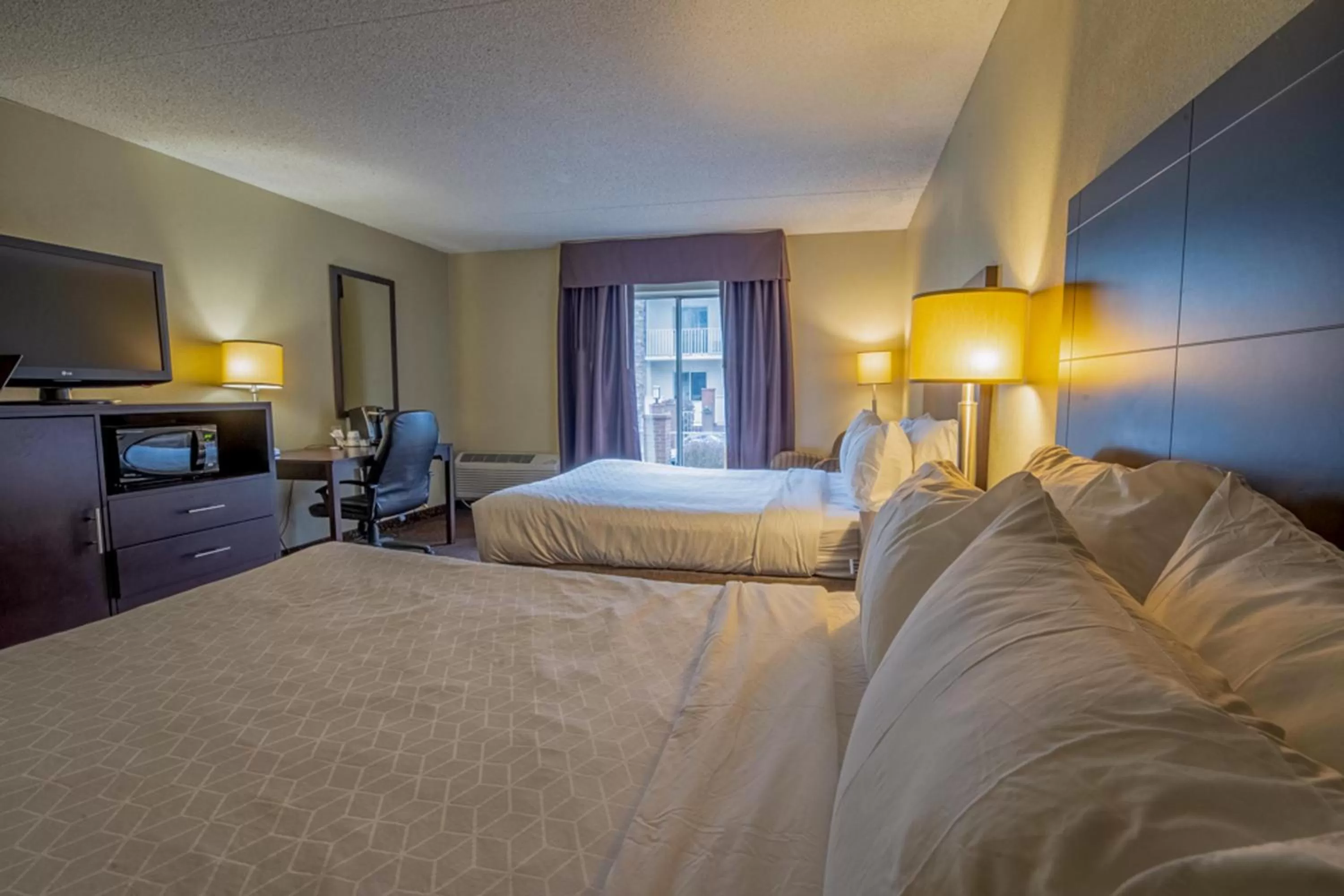 Photo of the whole room, Bed in Holiday Inn Express Hotel & Suites Pittsburgh Airport by IHG