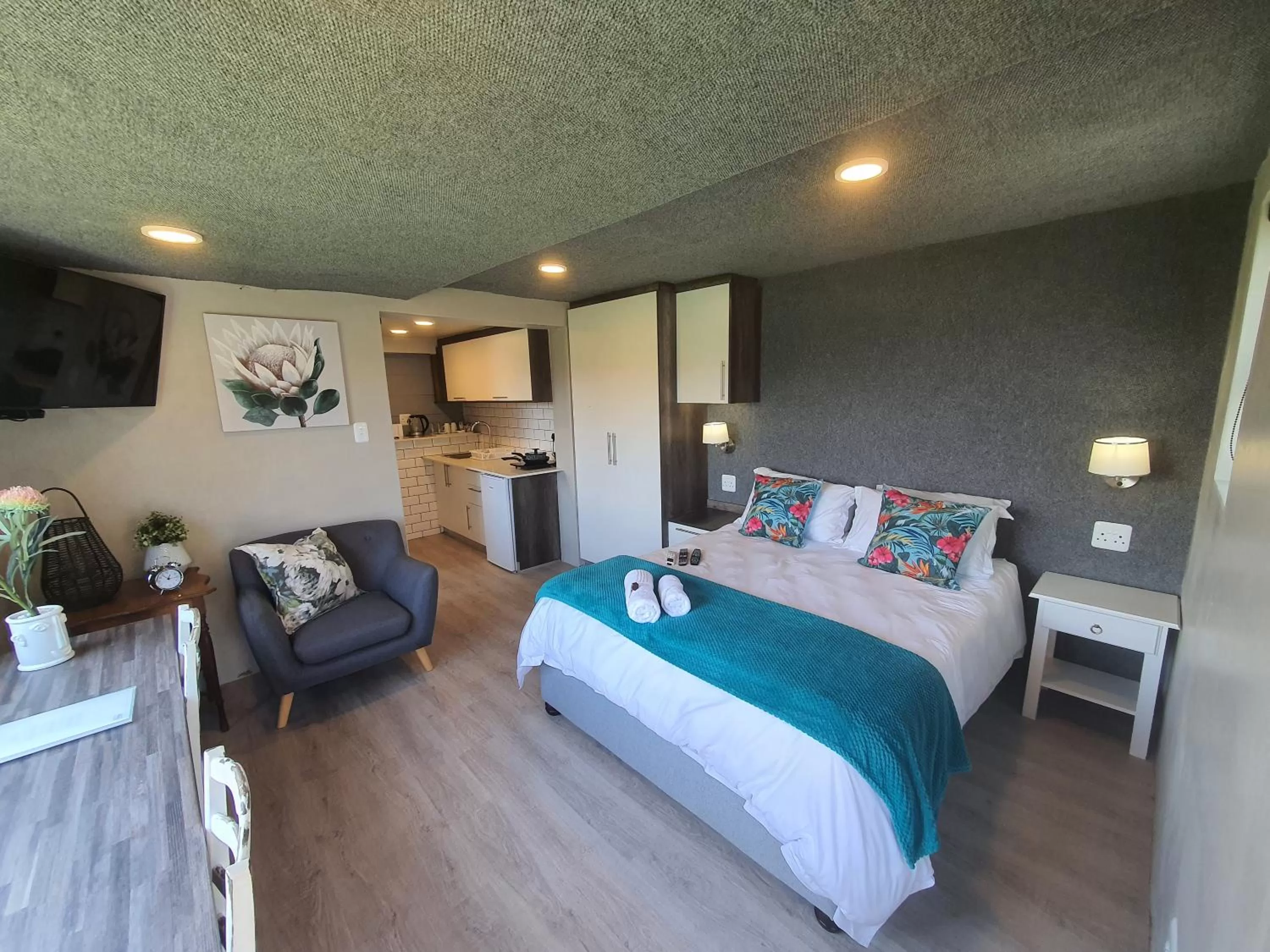 Photo of the whole room, Bed in Riverview Guesthouse East London