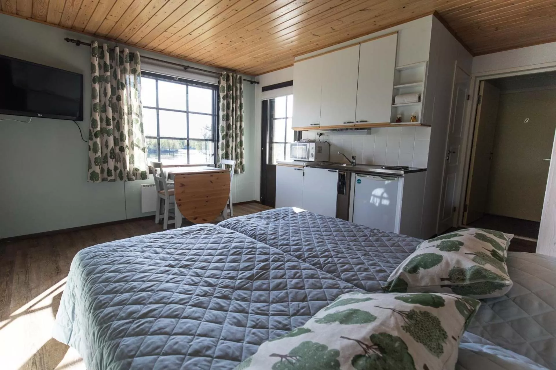 Kitchen or kitchenette, Bed in Resort Naaranlahti