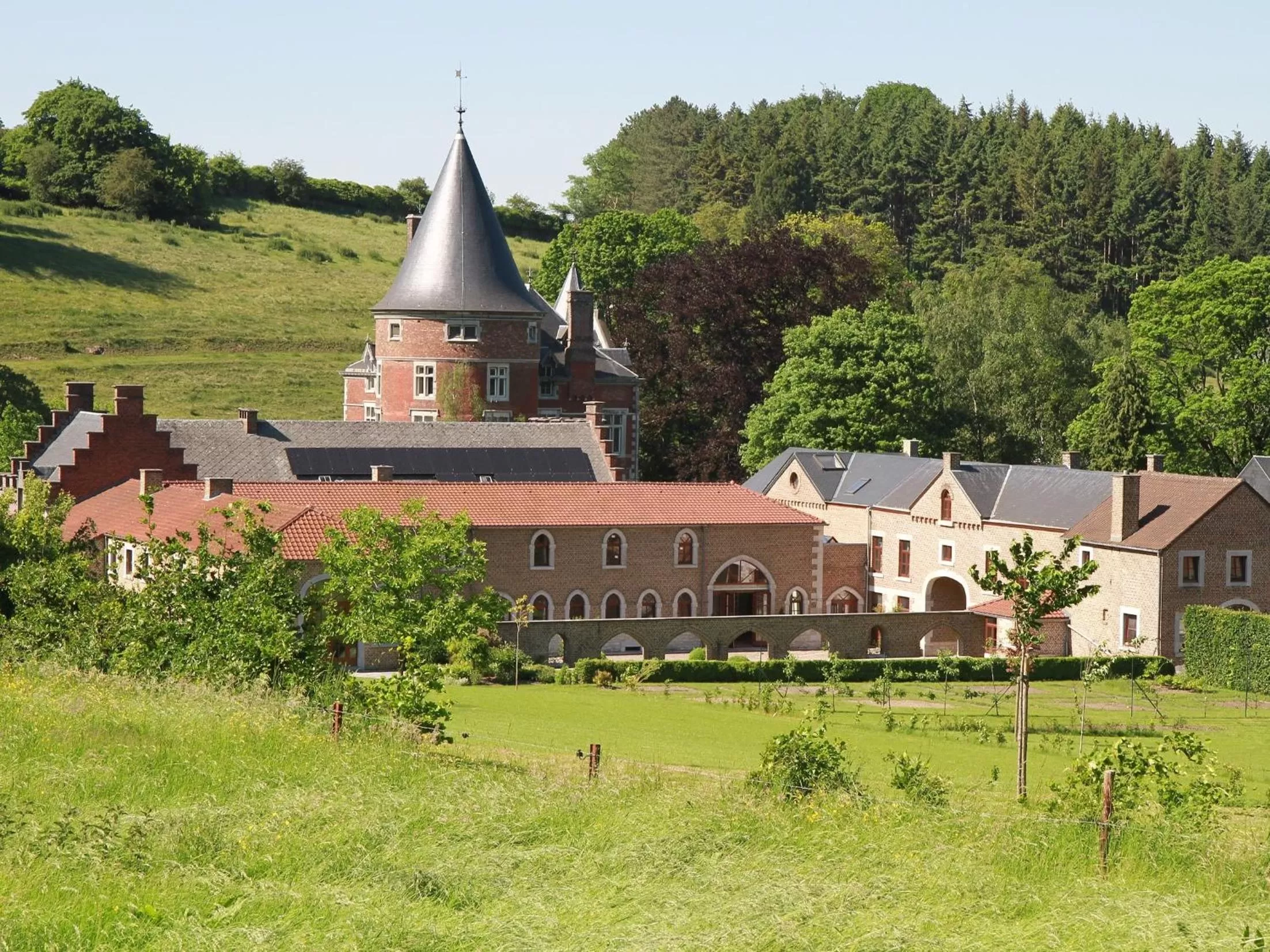 Property building in Hôtel - Ferme du Château d'Ahin