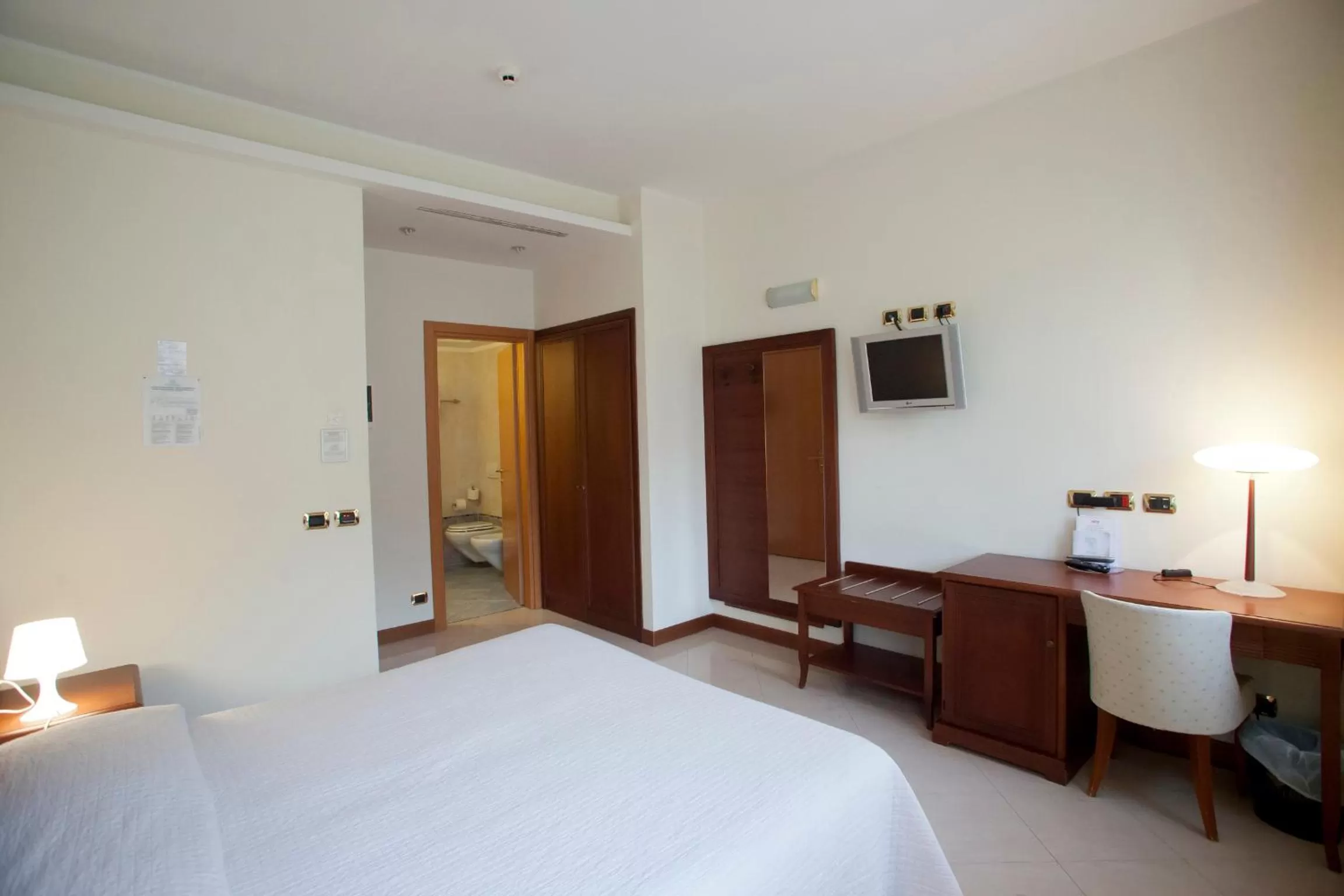 Photo of the whole room, Bed in Euroterme