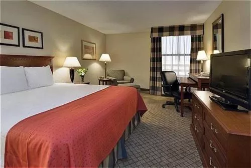 Photo of the whole room, Bed in Holiday Inn Cincinnati-Eastgate by IHG