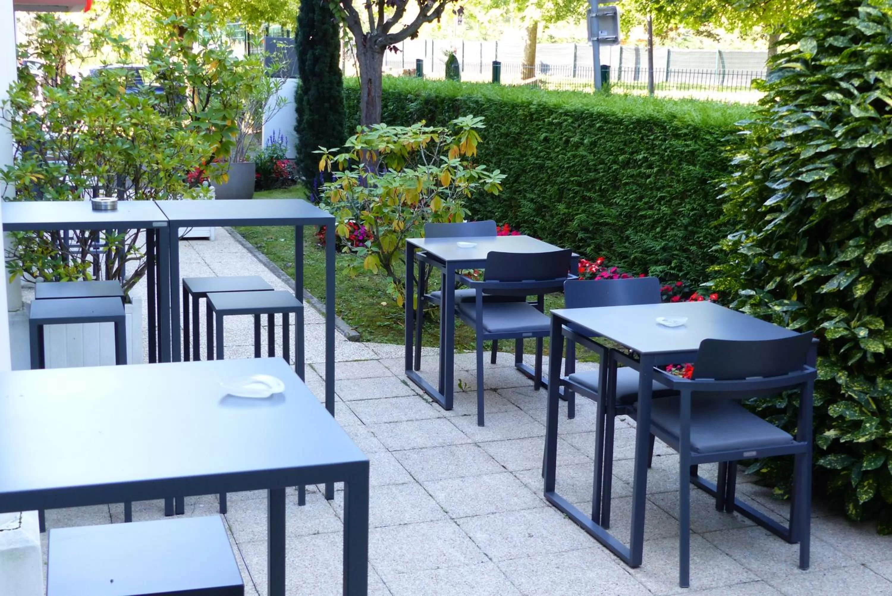 Patio in ibis Paris Meudon Velizy