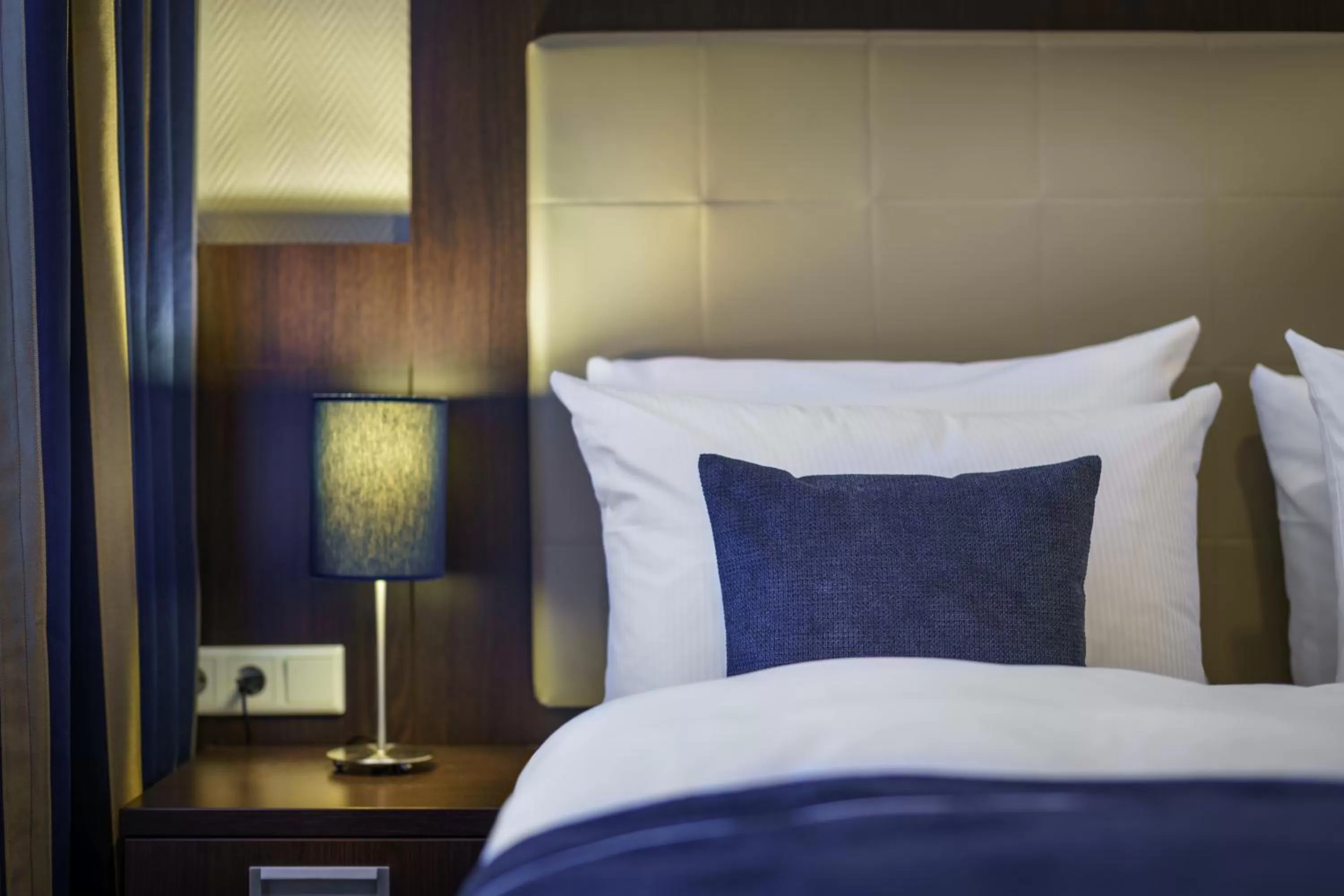 Photo of the whole room, Bed in Hotel Continental Hamburg Hauptbahnhof