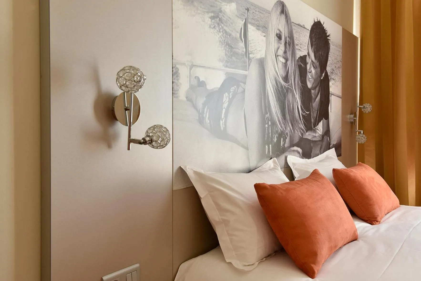 Bed in Hôtel Arles Plaza