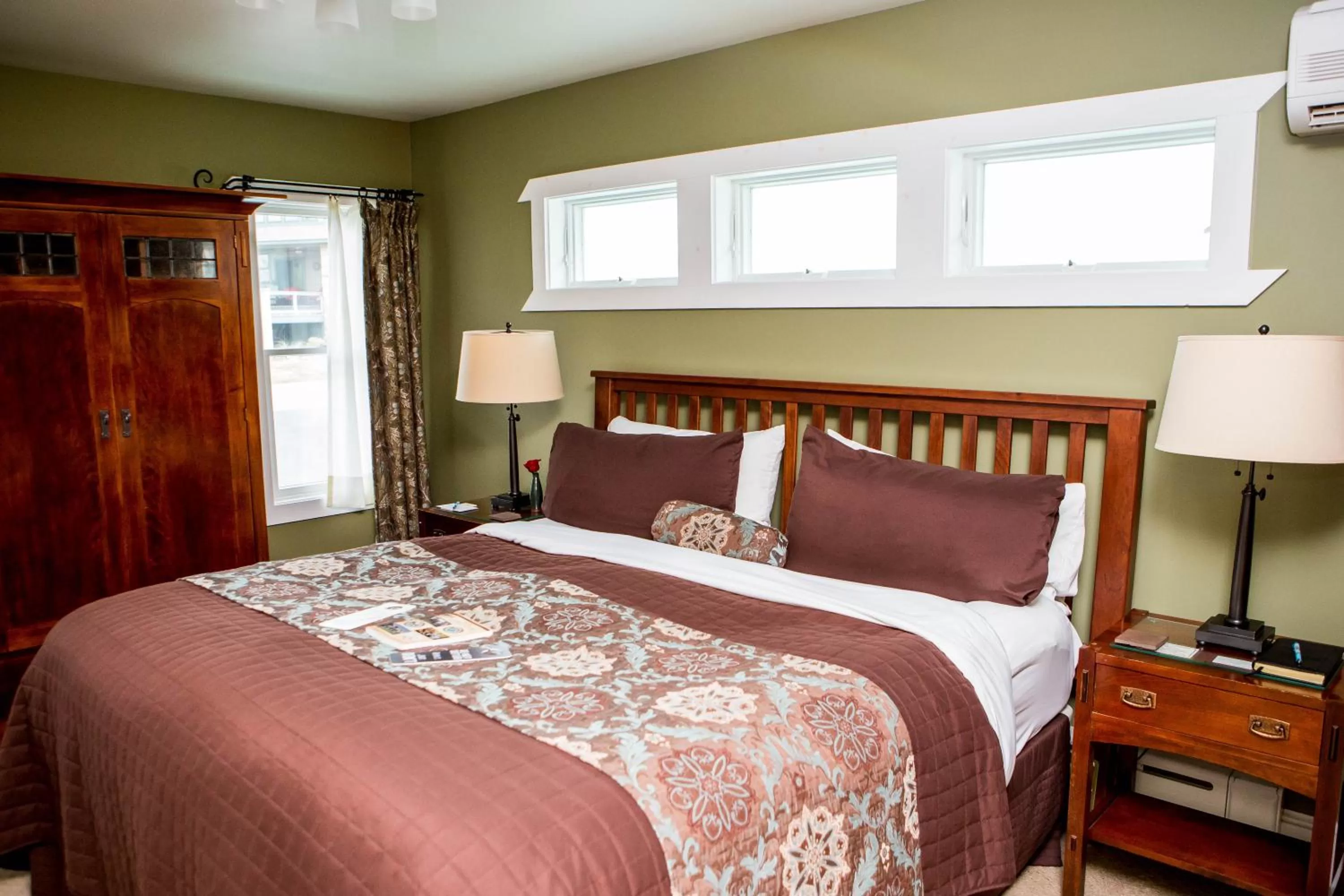 Bed in Lake Pointe Inn