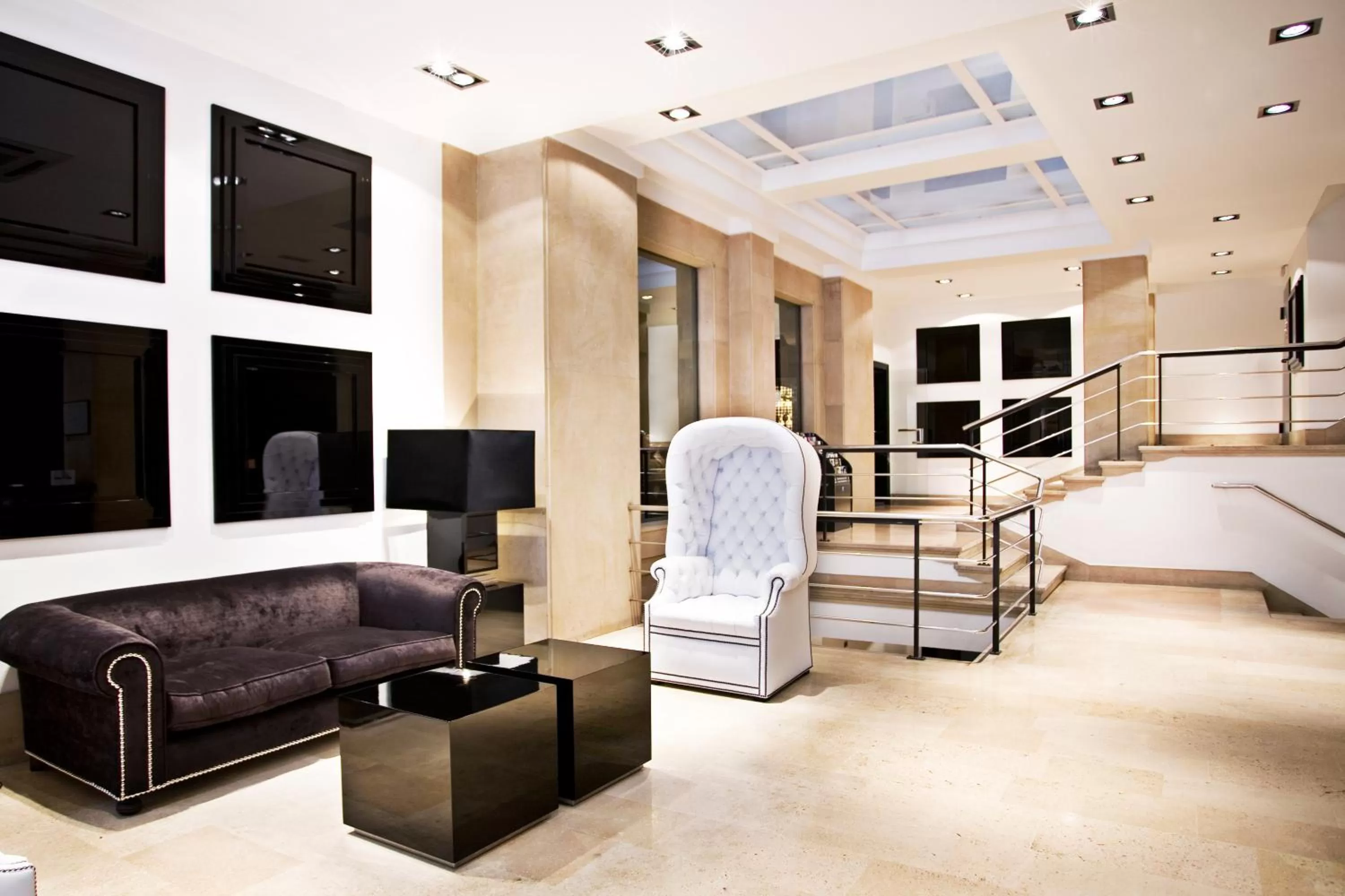 Lobby or reception, Bed in Hotel Clarin