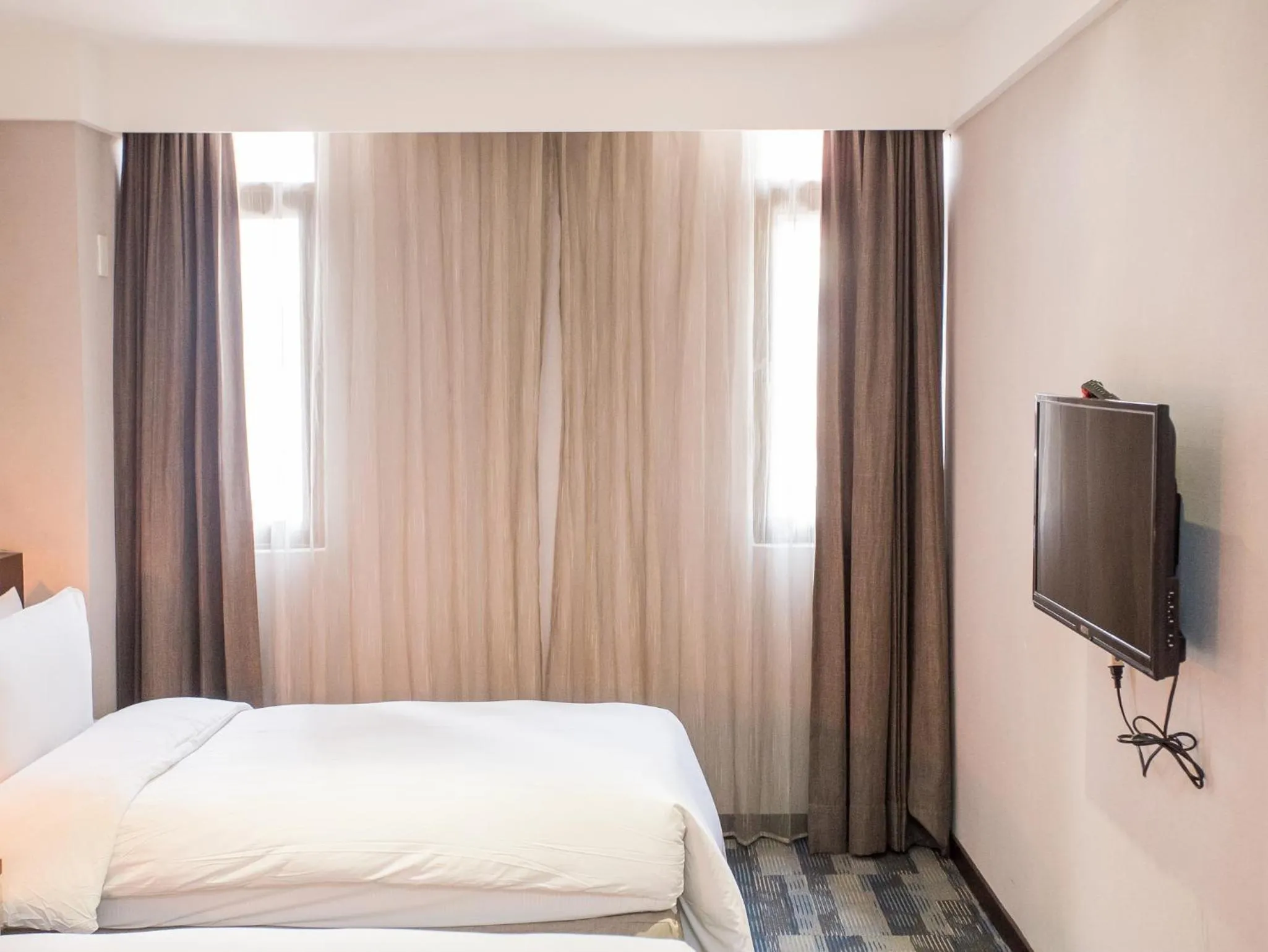 Bedroom, Bed in Khan Hotel