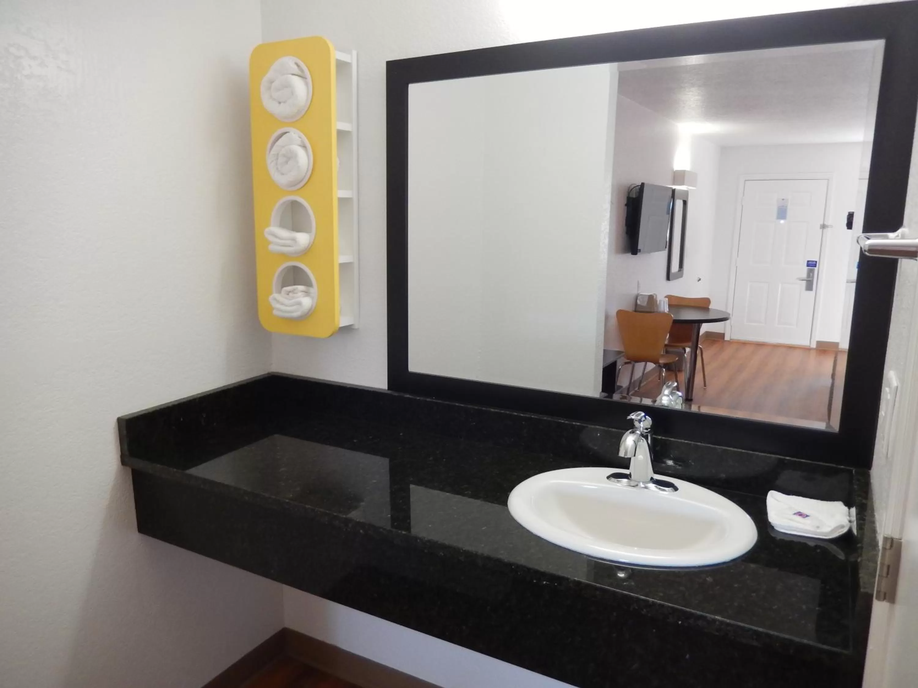 Property building in Motel 6-Moultrie, GA