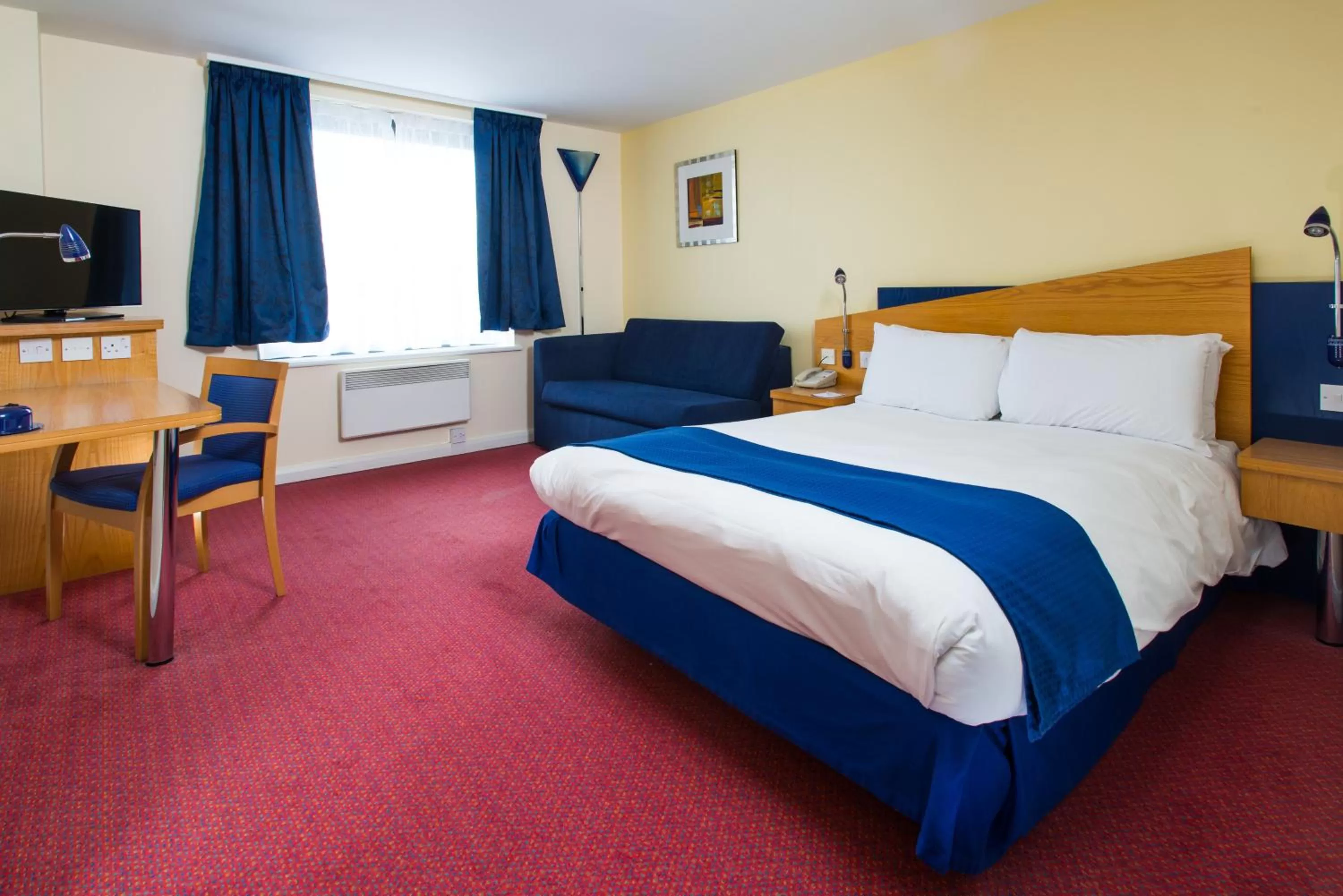 Photo of the whole room, Bed in Holiday Inn Express Bradford City Centre by IHG