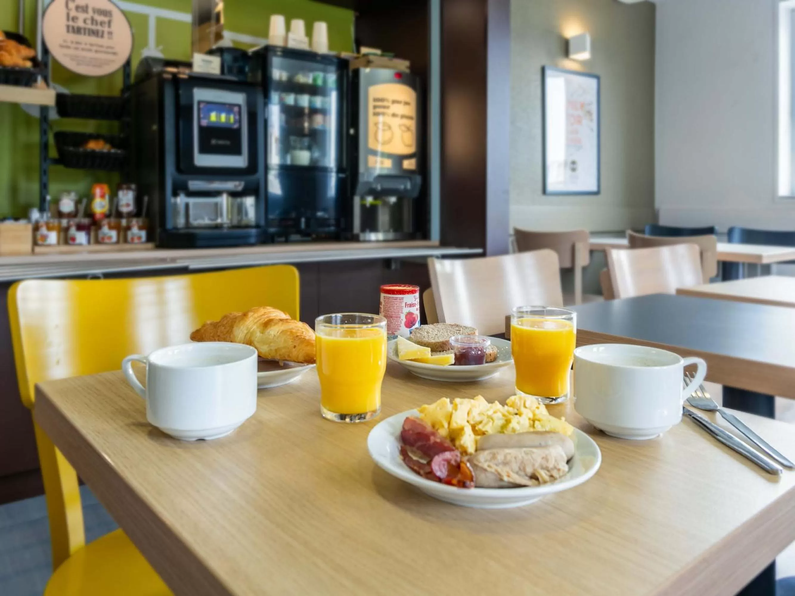 Breakfast in B&B HOTEL Strasbourg Nord Artisans