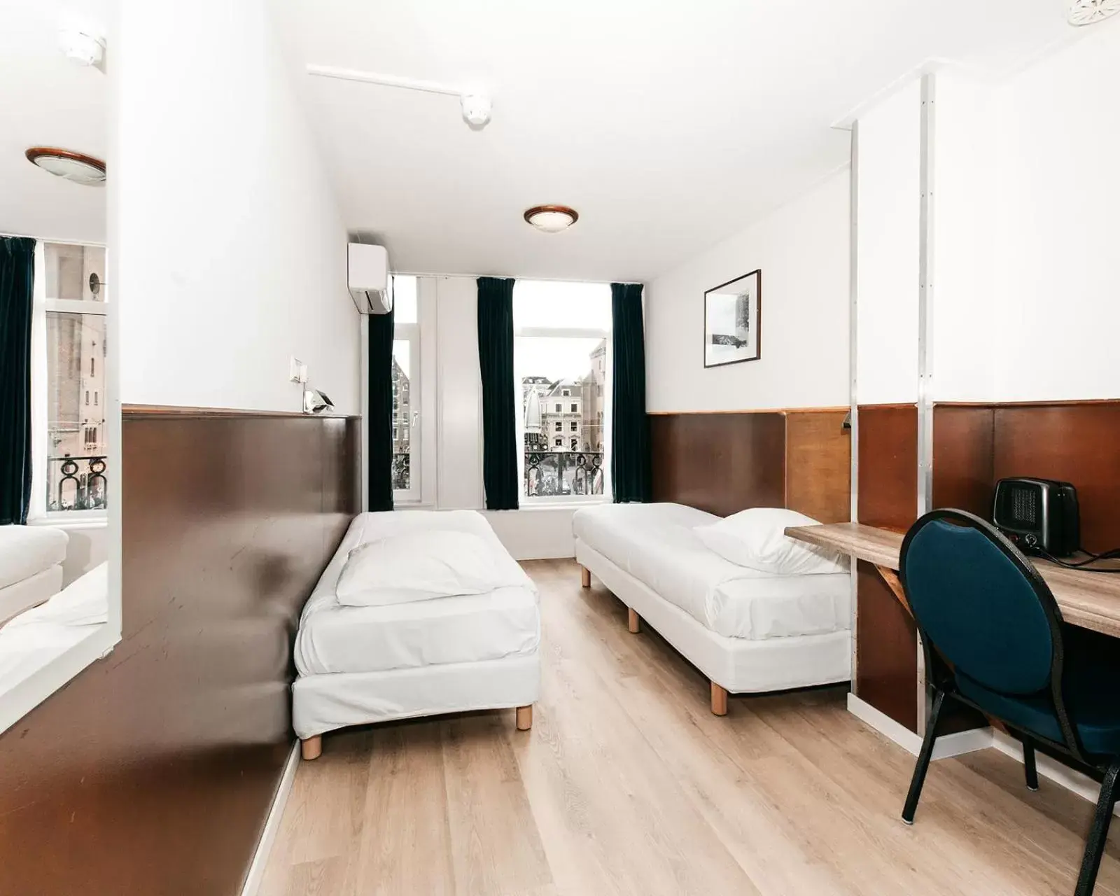 Twin Room with Private Bathroom in Hotel van Gelder Twin Room with Private Bathroom in Hotel van Gelder