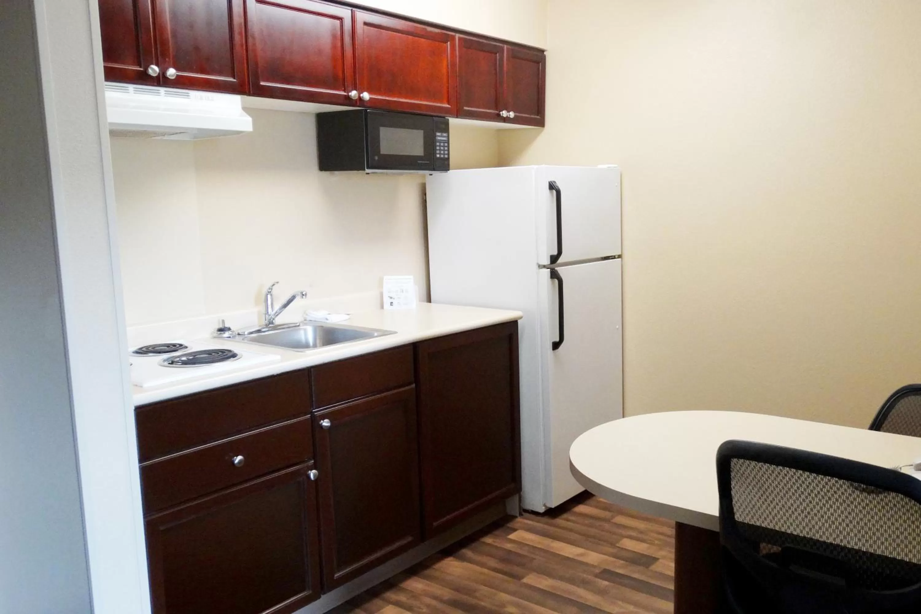 Kitchen or kitchenette in Extended Stay America Suites - Dallas - Las Colinas - Green Park Dr