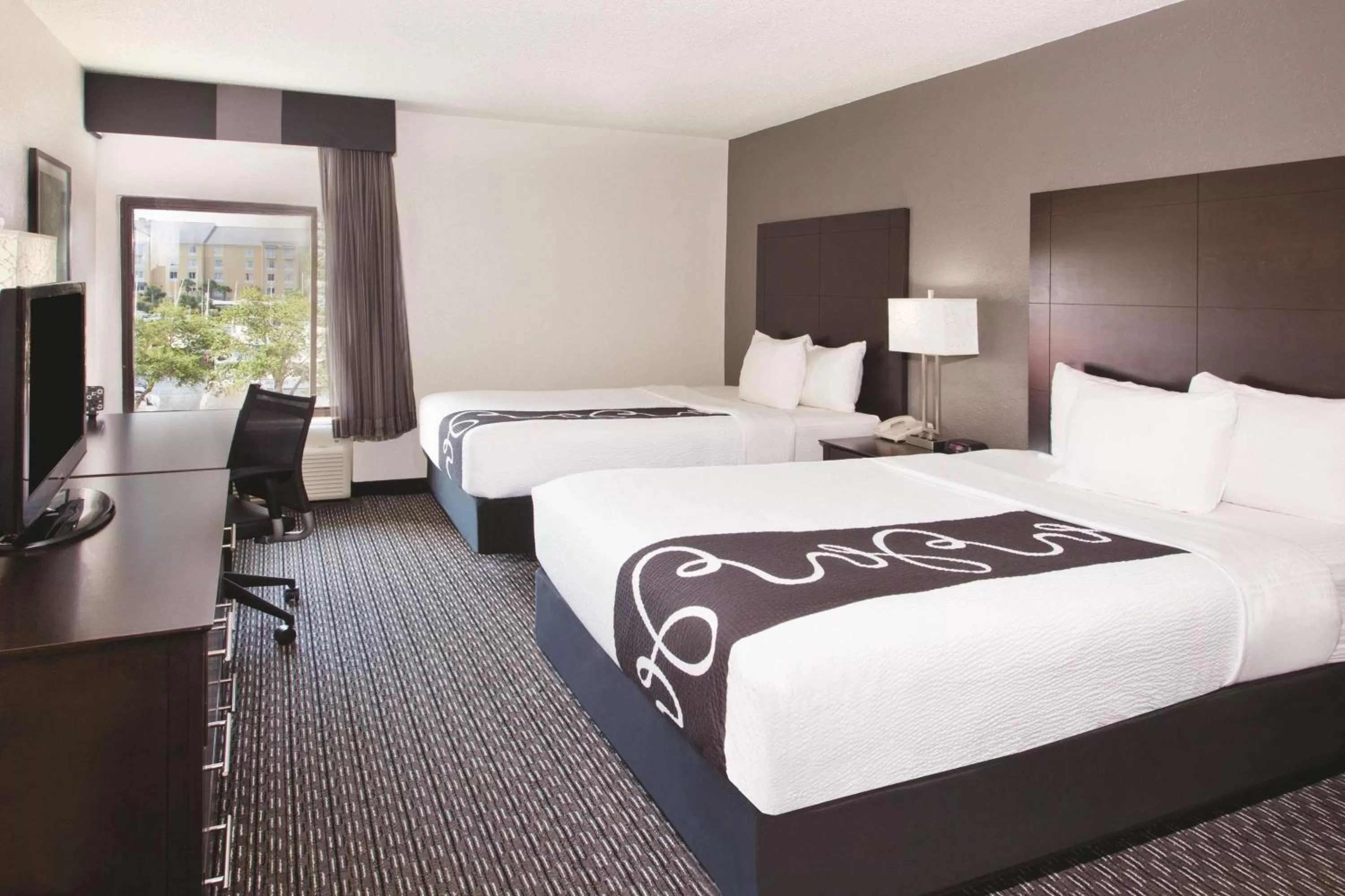 Photo of the whole room, Bed in La Quinta by Wyndham Charleston Riverview