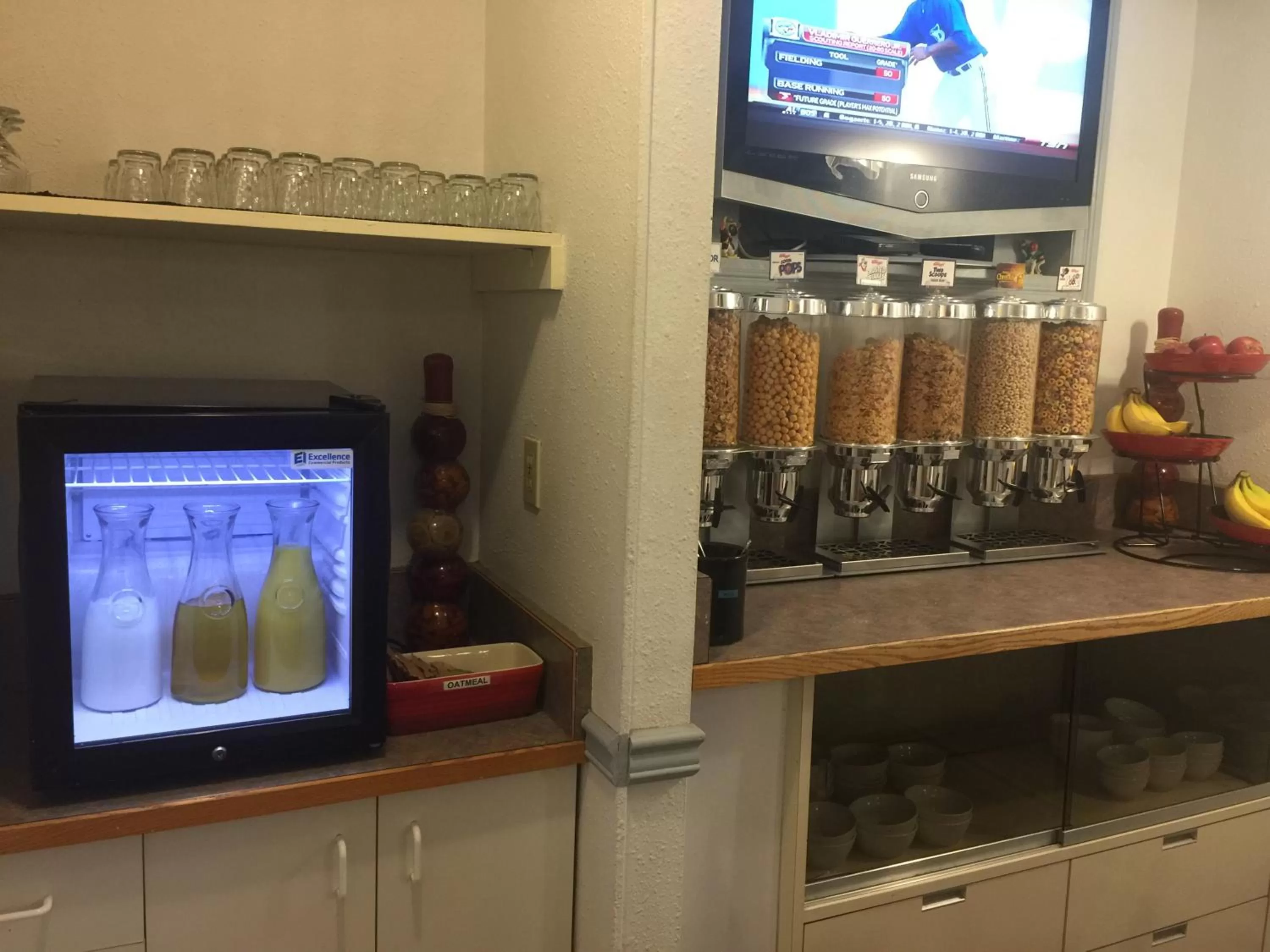 Continental breakfast, TV/Entertainment Center in DC Lodge