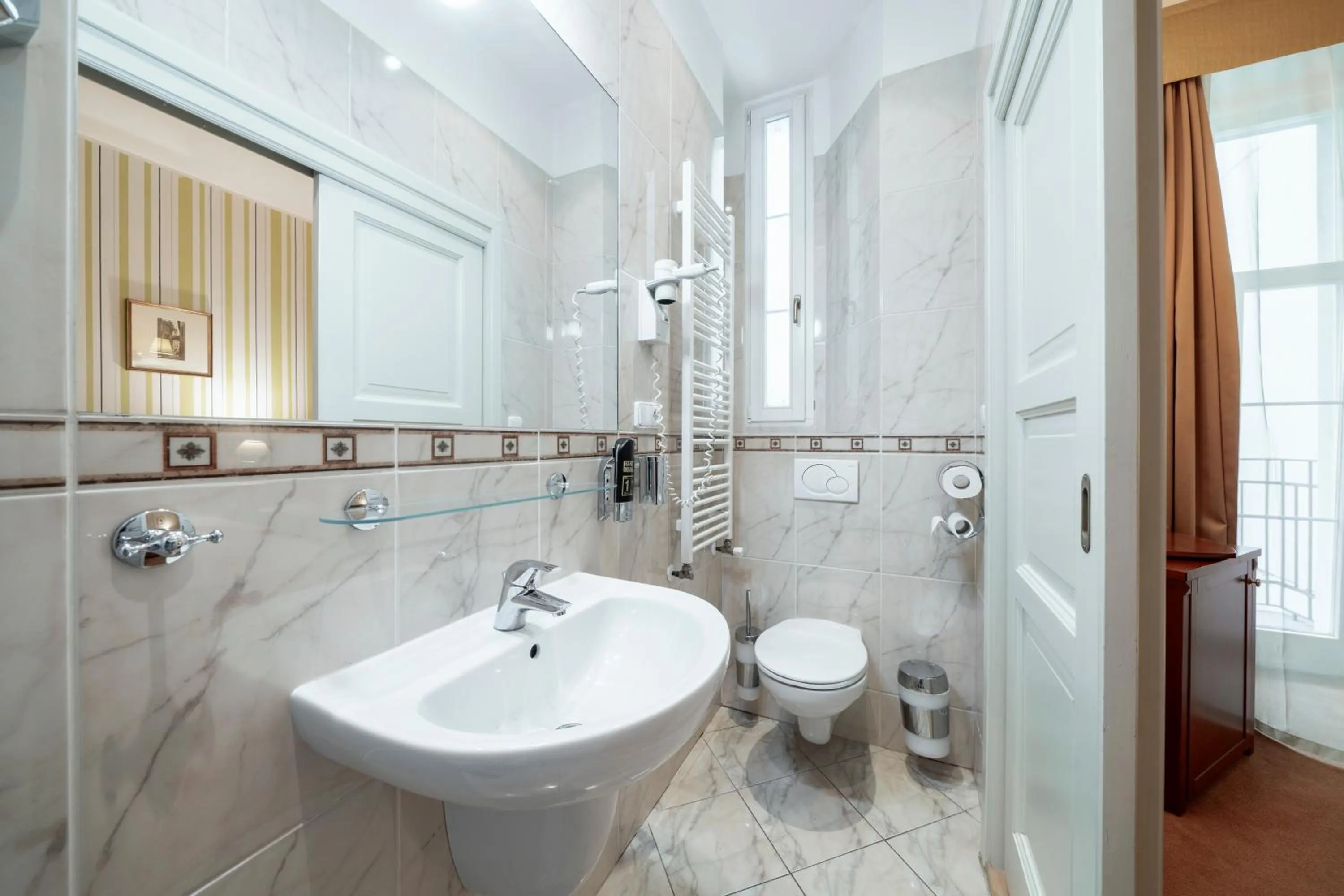 Bathroom in Hotel Raffaello Prague