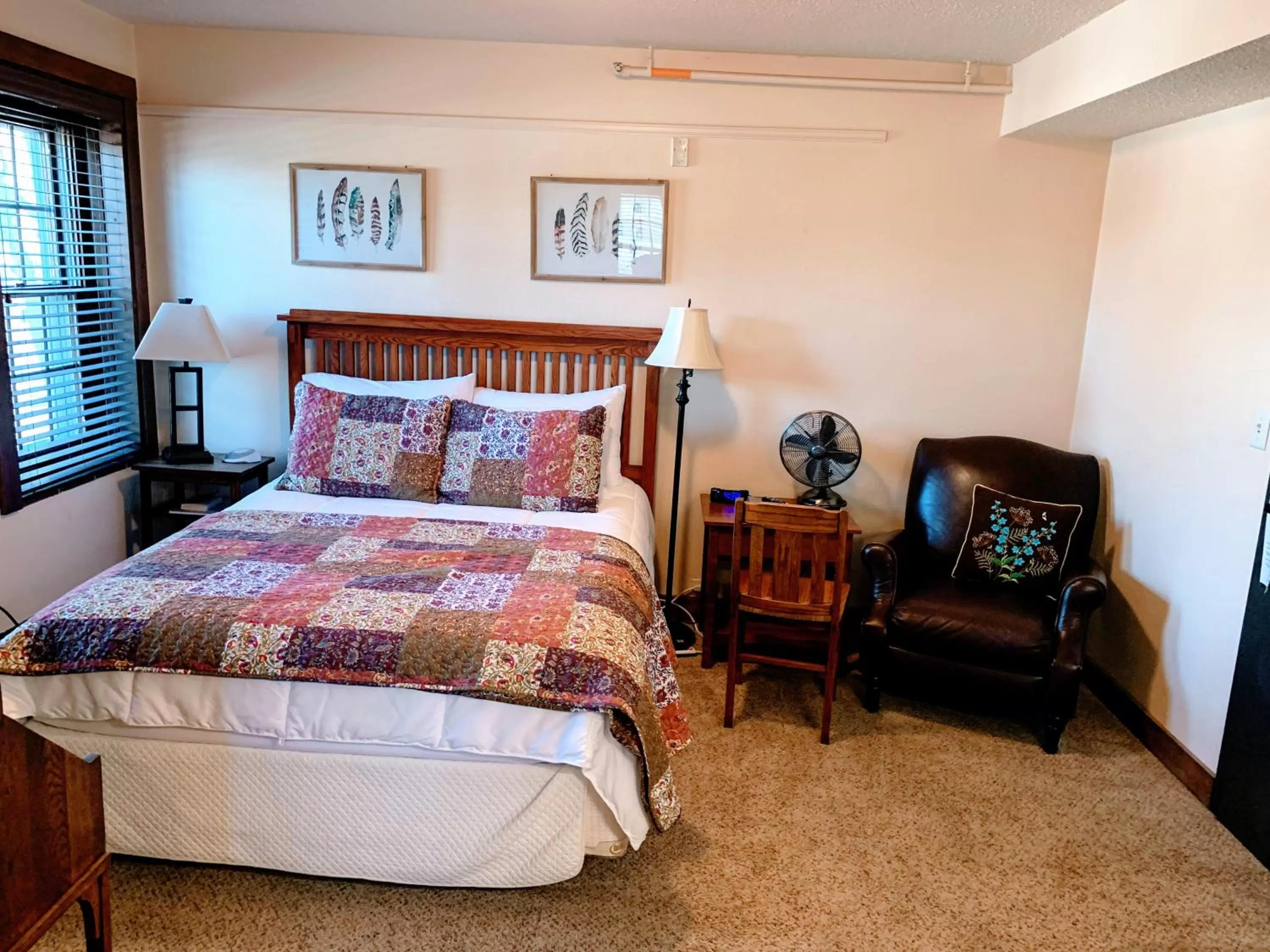 Bed in Iowa House Historic Inn