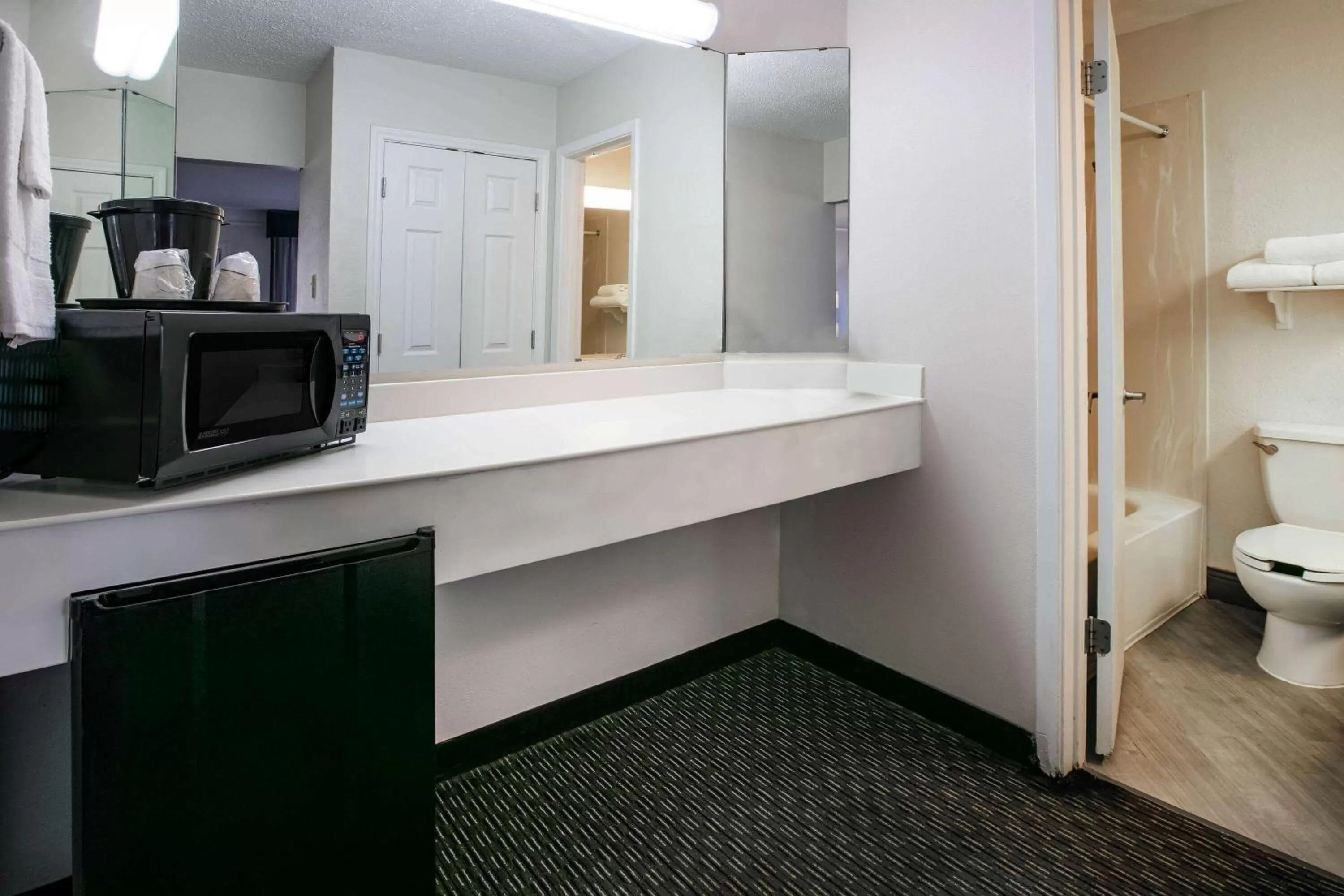 Bathroom in La Quinta Inn by Wyndham Dallas Uptown