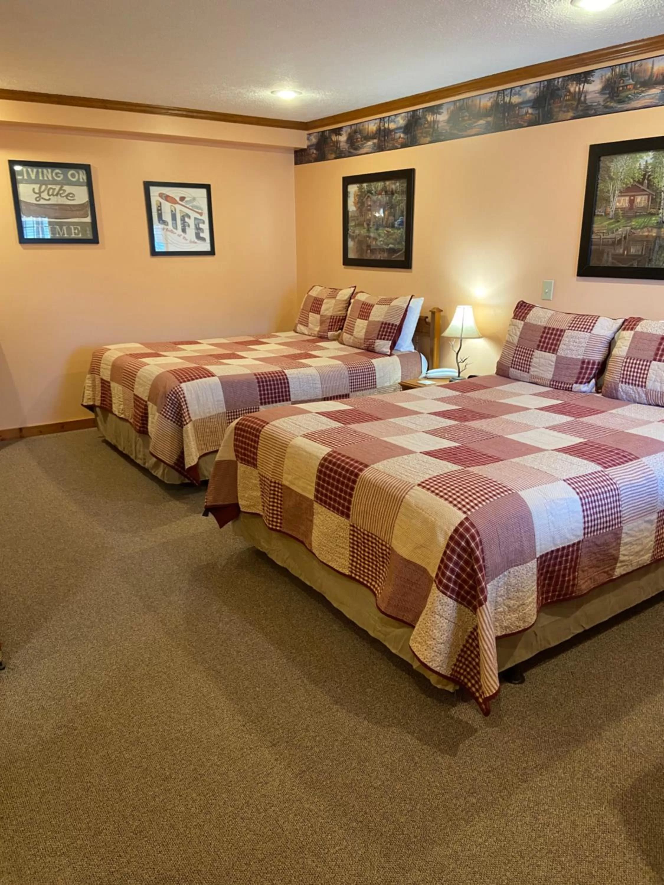 Photo of the whole room, Bed in The Garrett Inn