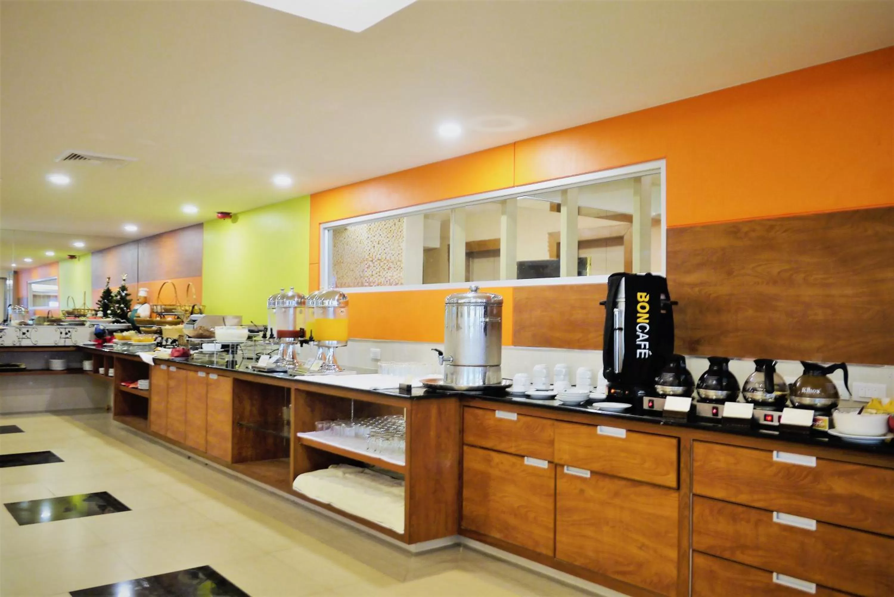 Restaurant/places to eat in Long Beach Cha-Am Hotel