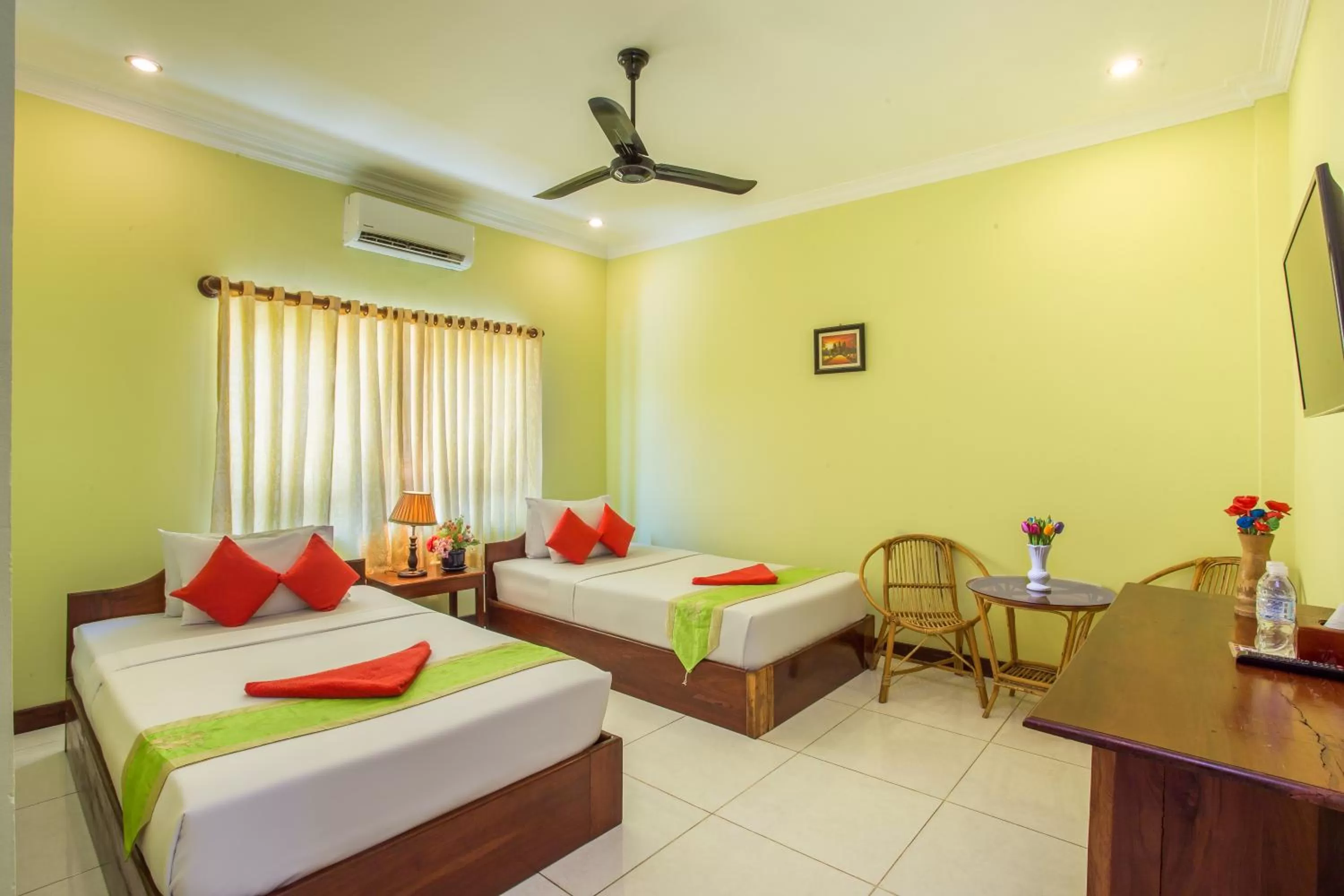 Bedroom, Bed in Side Walk Hotel