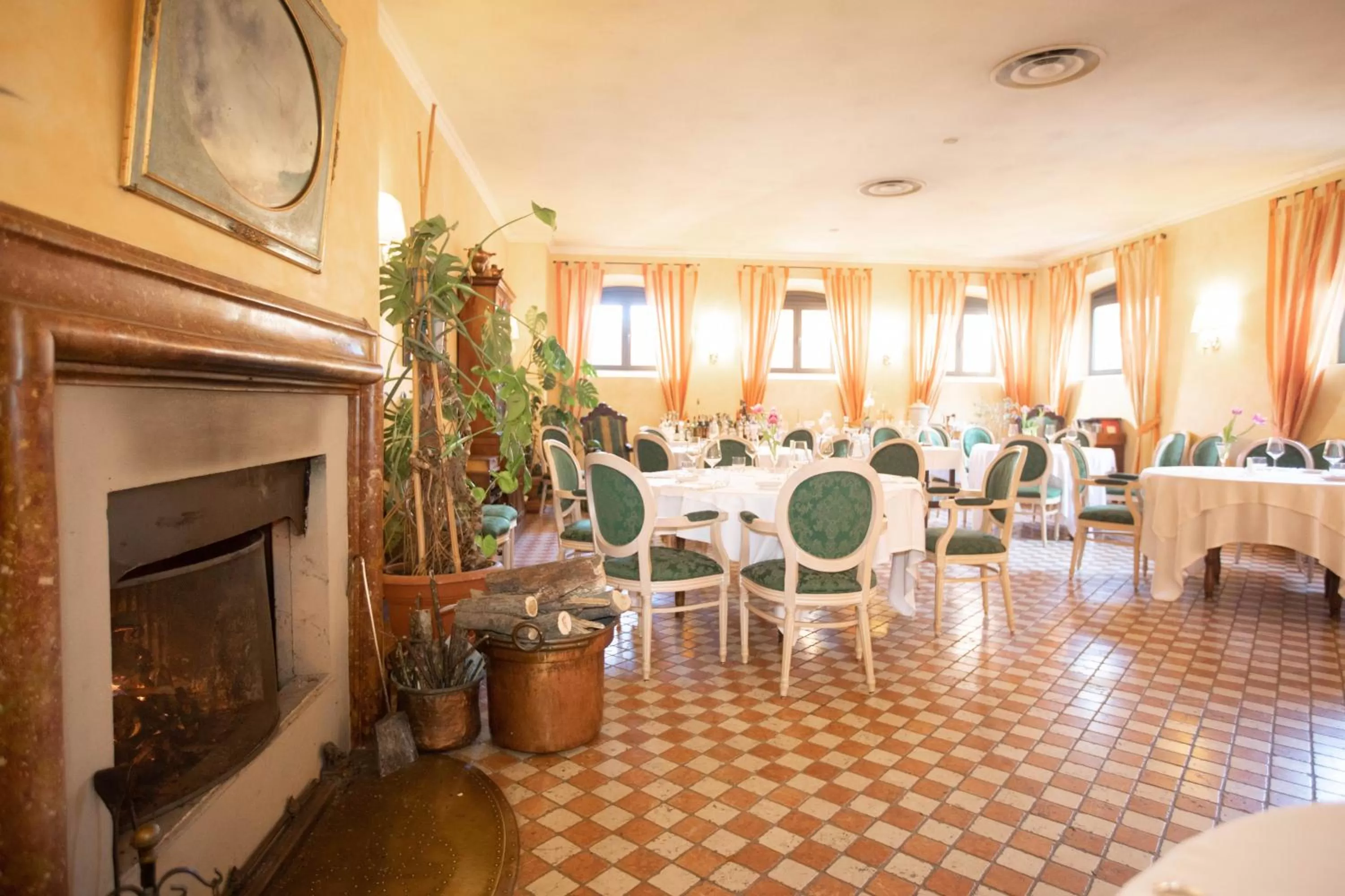 Restaurant/Places to Eat in Hotel Candiani