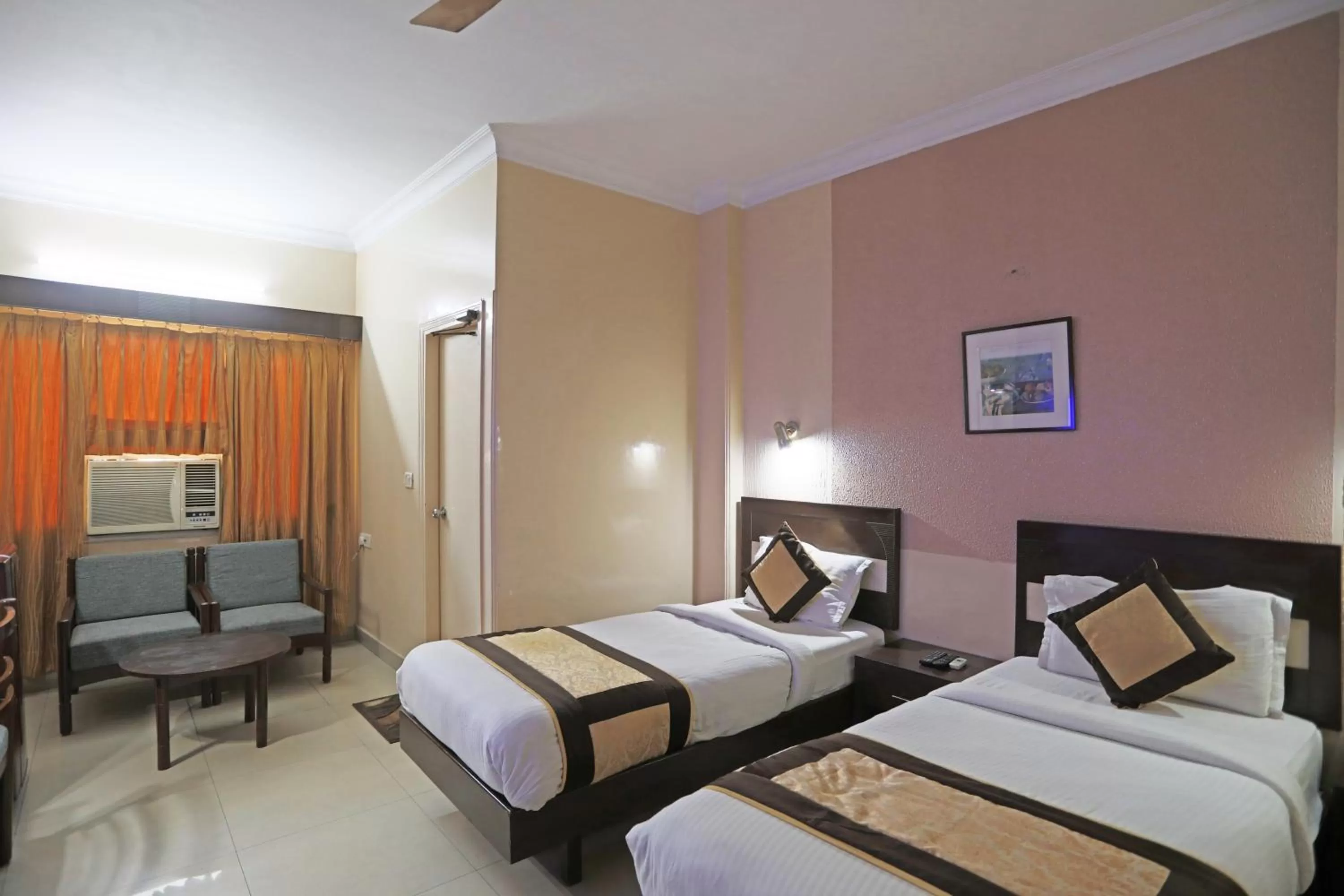 Bedroom in Hotel The Tourist - 1 min from New Delhi Railway Station