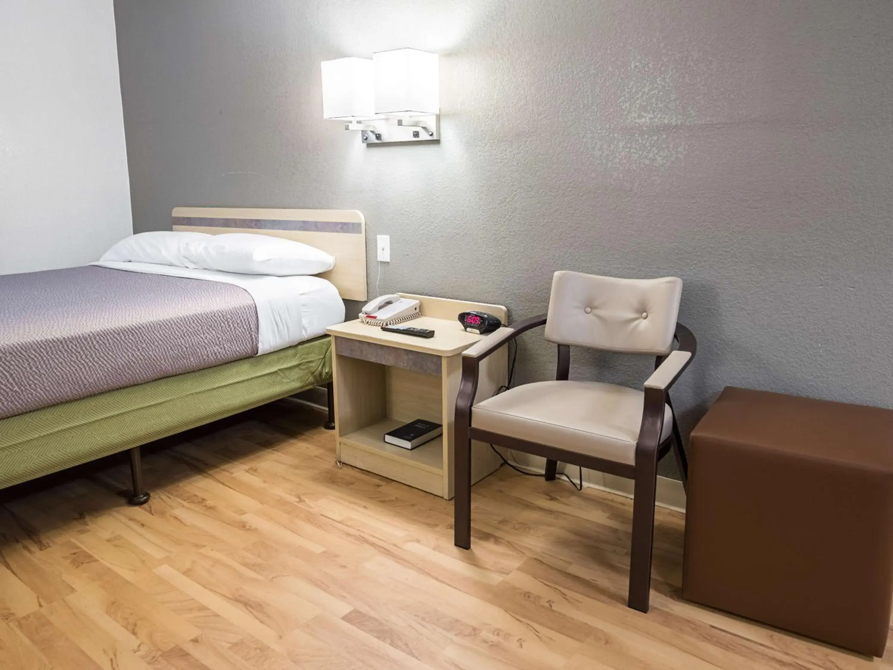 Queen Room - Non-Smoking in Studio 6-Miamisburg, OH - Dayton Queen Room - Non-Smoking in Studio 6-Miamisburg, OH - Dayton