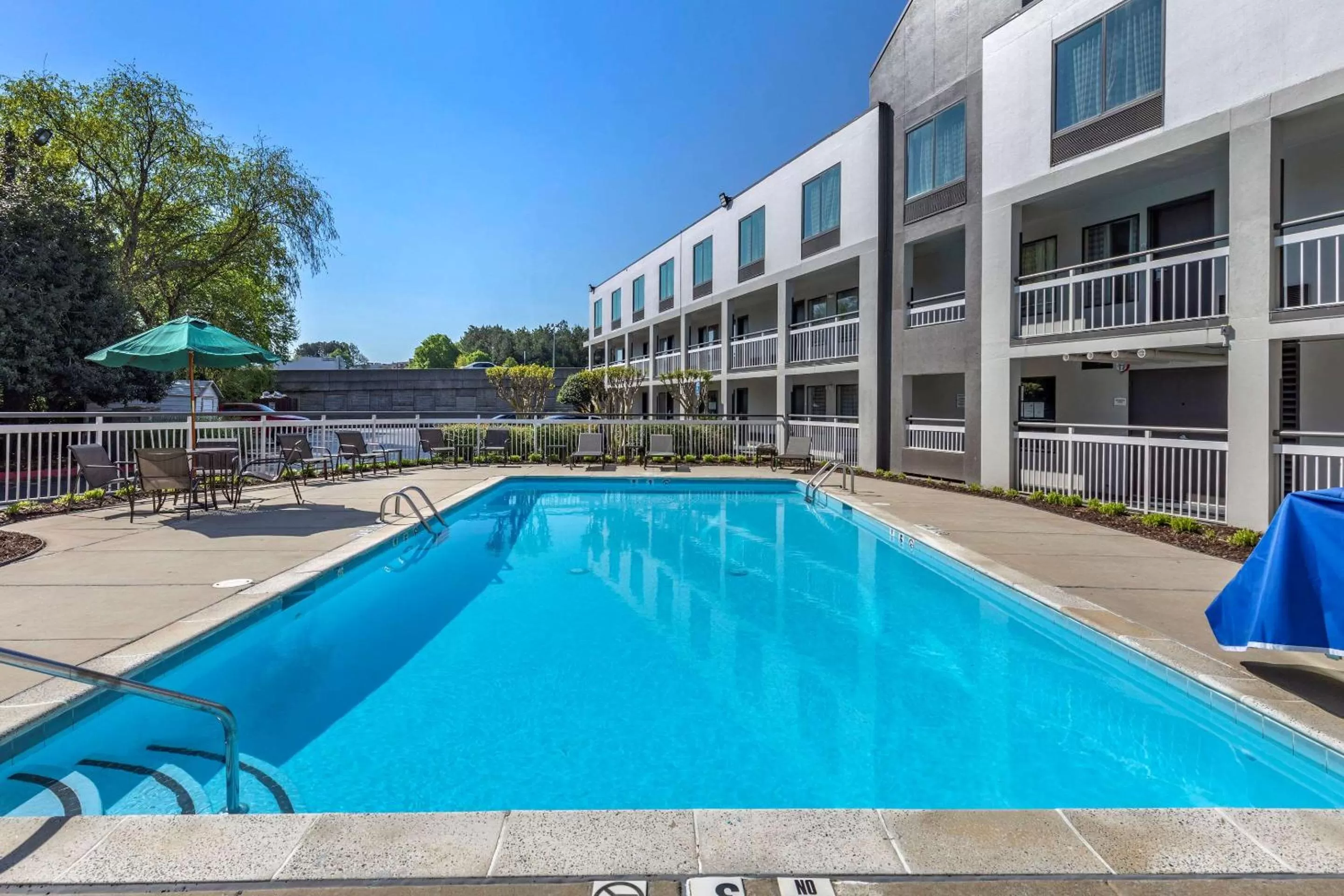 Swimming pool in Quality Inn Duluth - Atlanta Northeast
