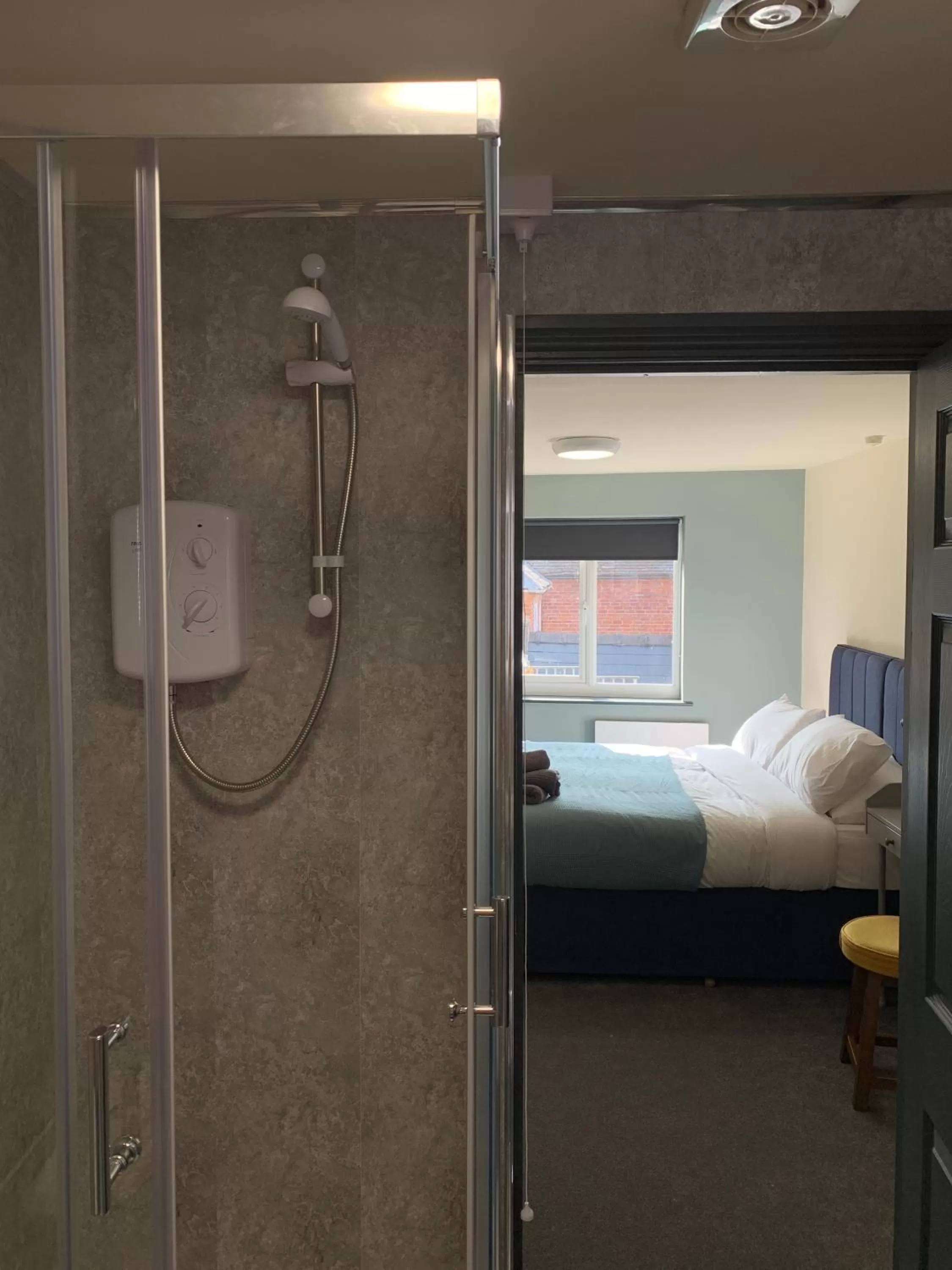 Bathroom, Bed in The Bridge Inn